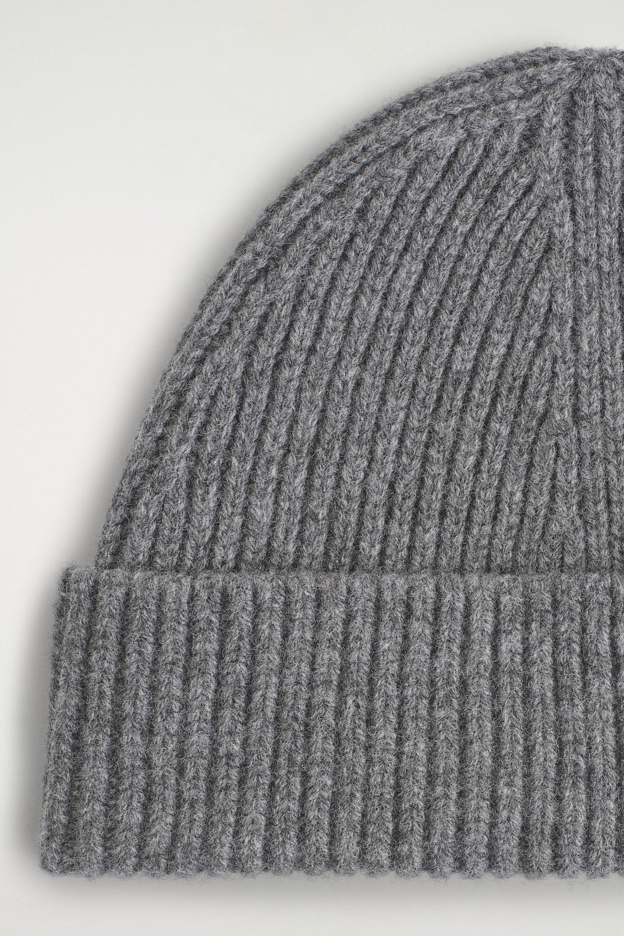 CHUNKY RIBBED WOOL BEANIE — GREY MÉLANGE