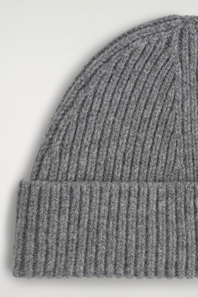 CHUNKY RIBBED WOOL BEANIE — GREY MÉLANGE