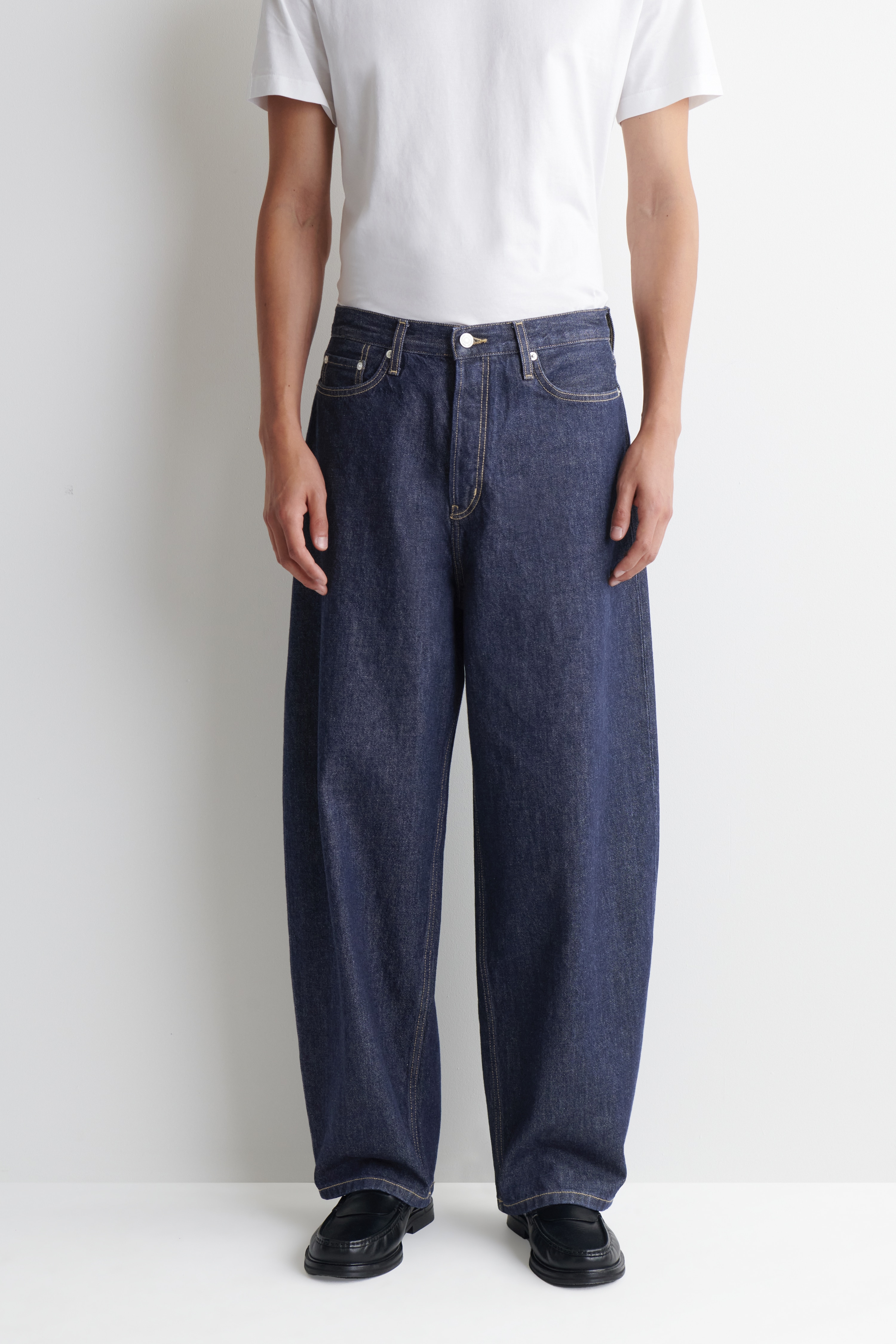JEANS MALLOW MED LEDIG PASSFORM OCH BARREL LEGS - MÖRKBLÅ/BEIGE