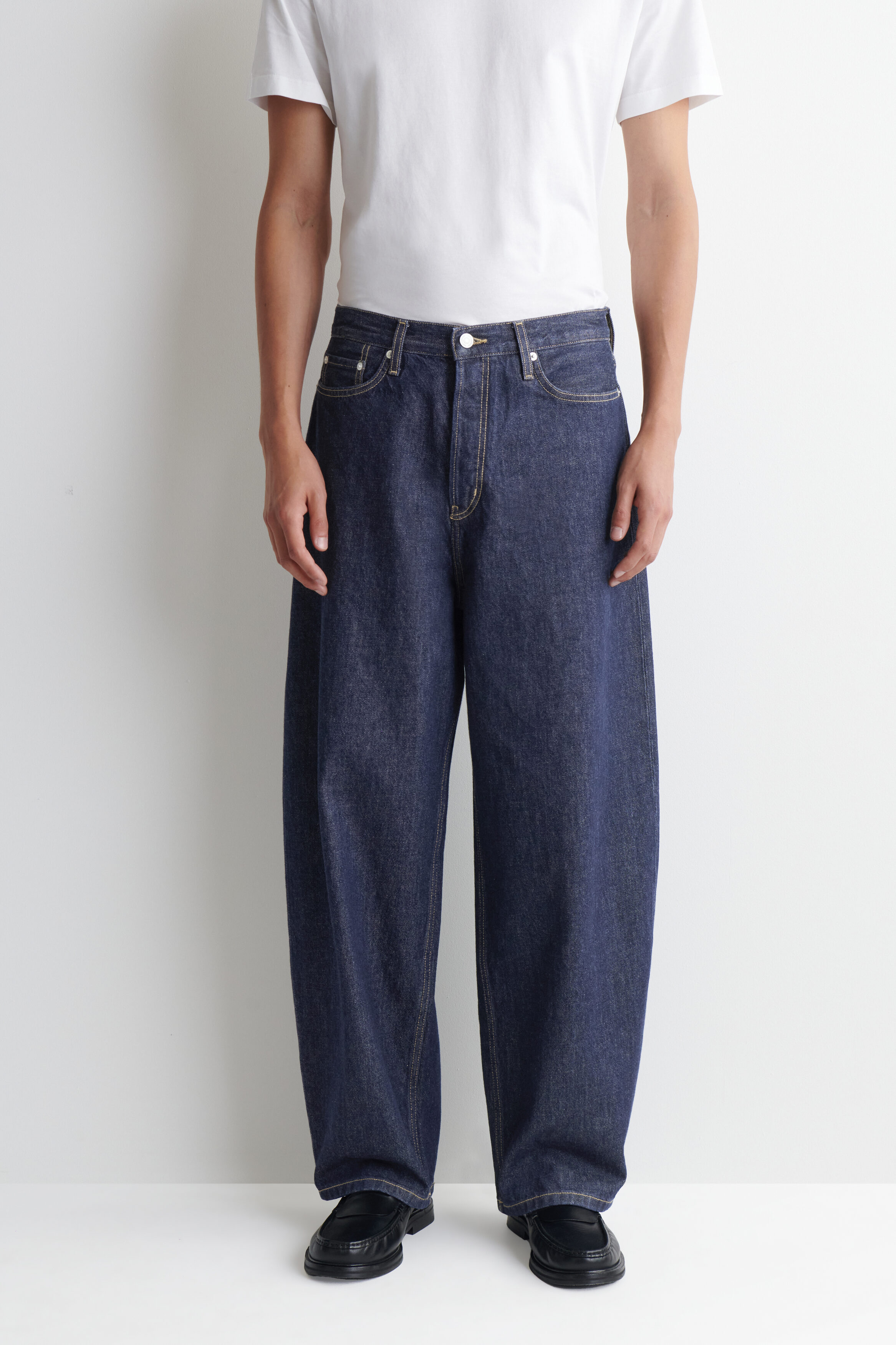 MALLOW RELAXED-FIT BARREL-LEG JEANS - thumbnail 3