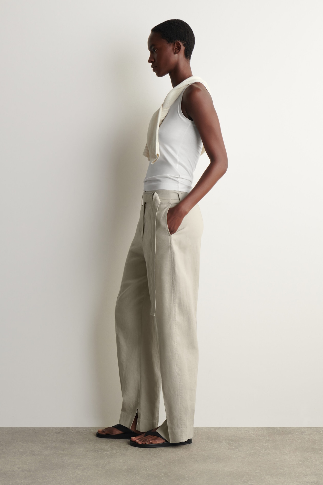 BELTED LINEN BARREL-LEG TROUSERS — BEIGE