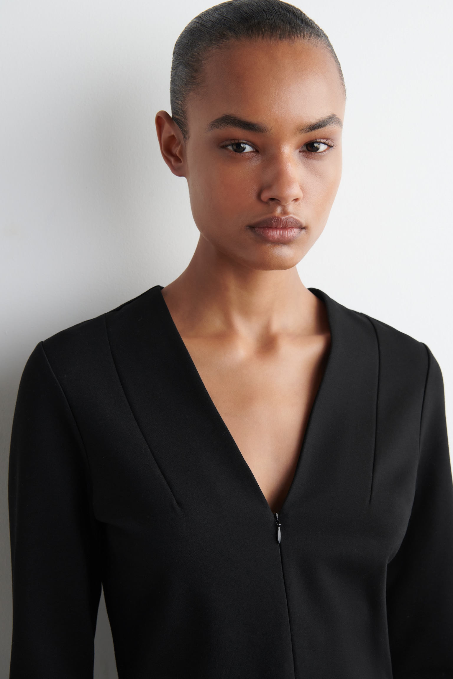 BLUSA ELÁSTICA CON CUELLO DE PICO - NEGRO - 4