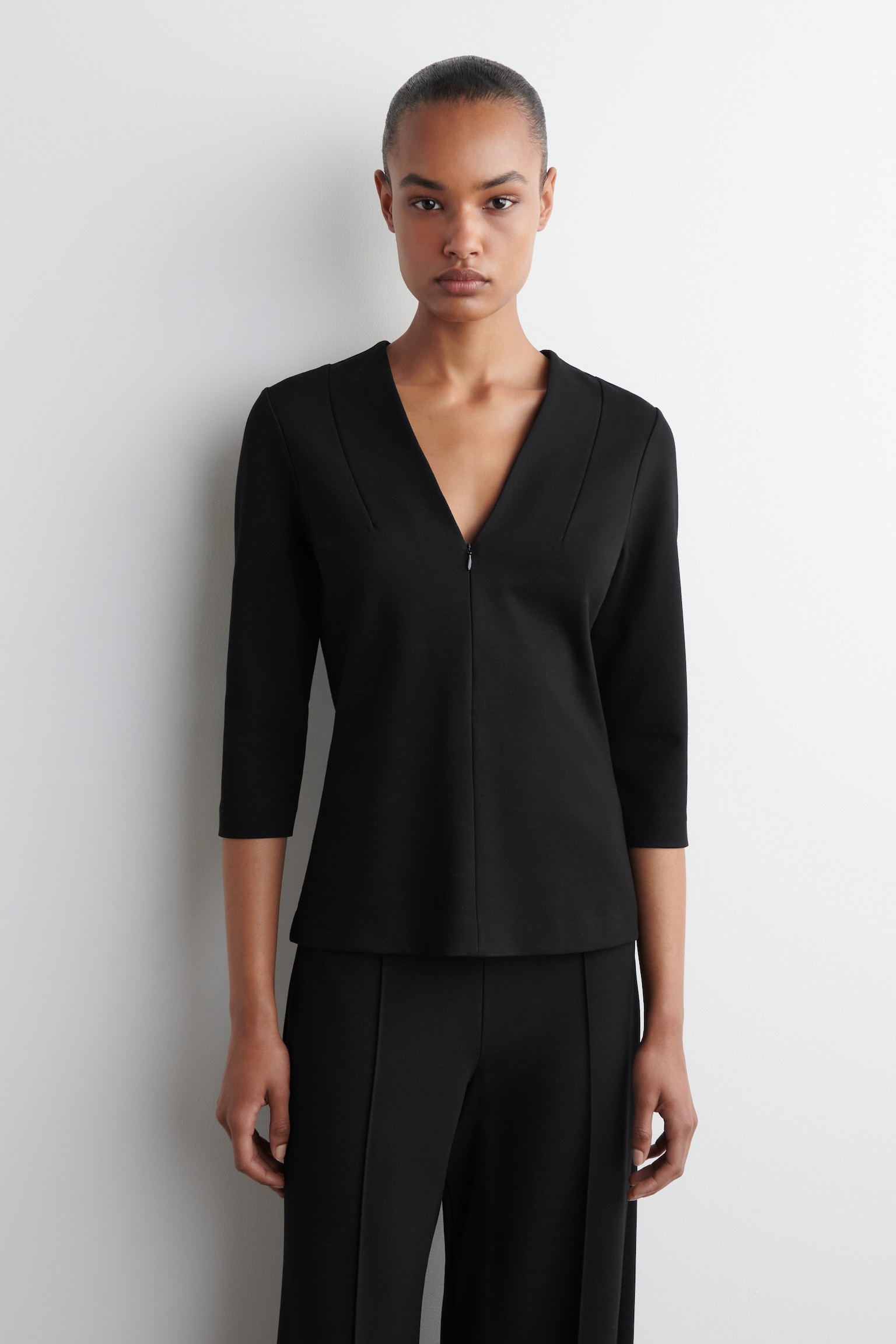 BLUSA ELÁSTICA CON CUELLO DE PICO - NEGRO - 1