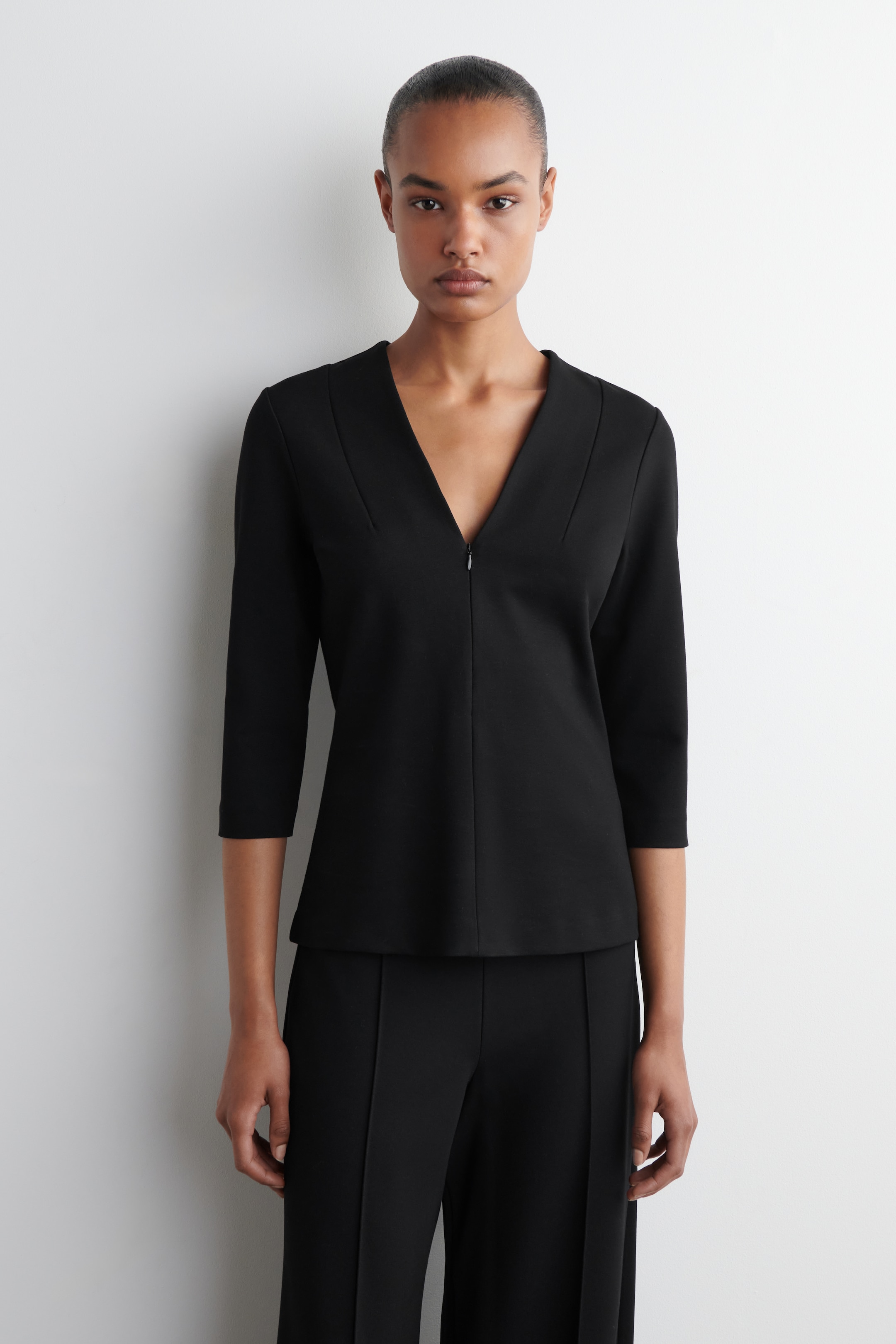 Größeres Bild anzeigen: JERSEY-OBERTEIL MIT V-AUSSCHNITT - SCHWARZ - Ladies | H&M AT 1