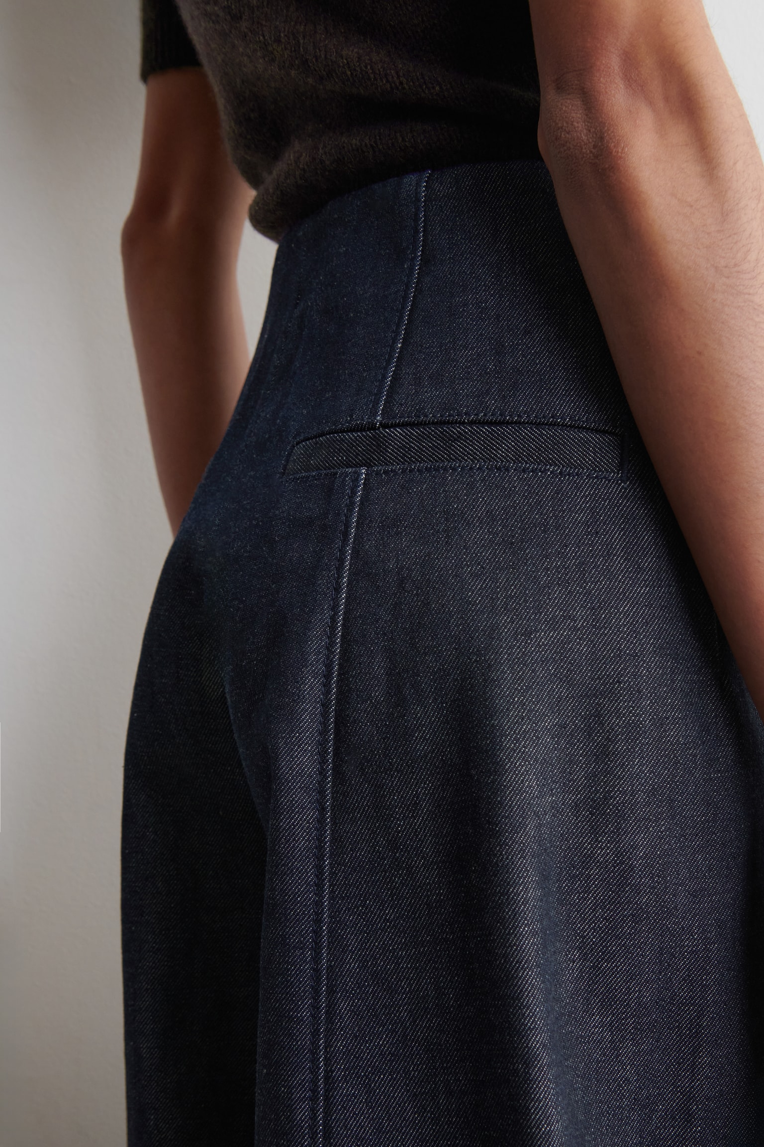 VERKÜRZTE HOSE AUS RAW DENIM MIT BARREL-BEIN - INDIGOBLAU - 6