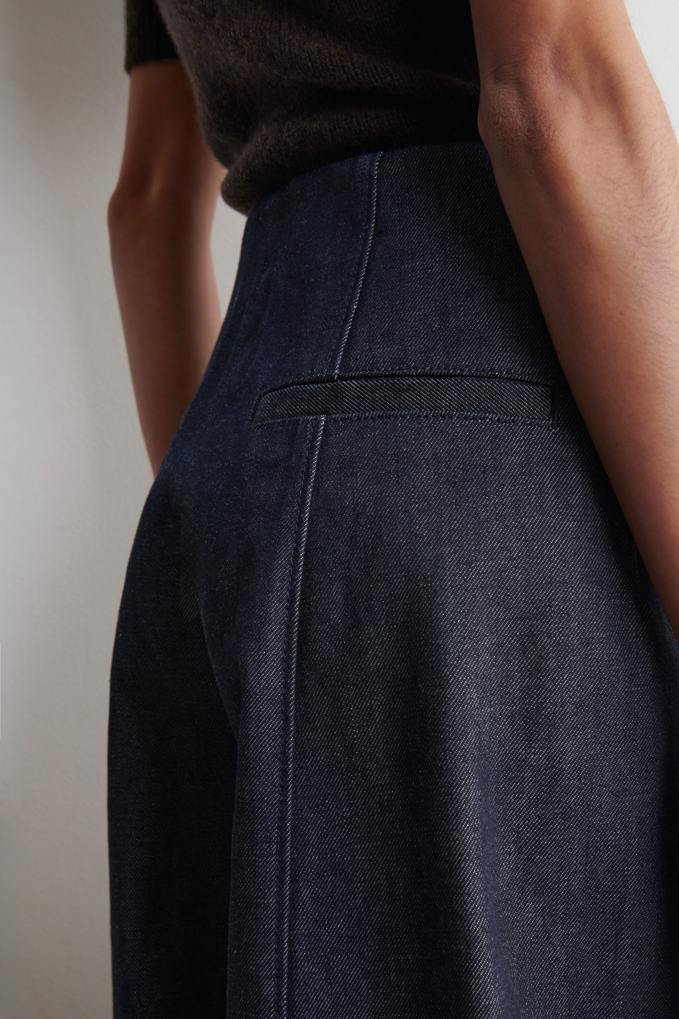 RAW DENIM CROPPED BARREL-LEG PANTS - INDIGO | COS US