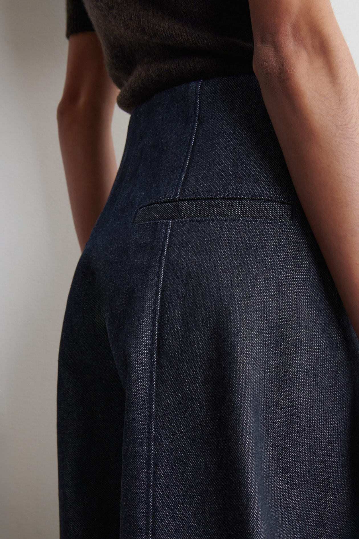 RAW DENIM CROPPED BARREL-LEG TROUSERS — INDIGO