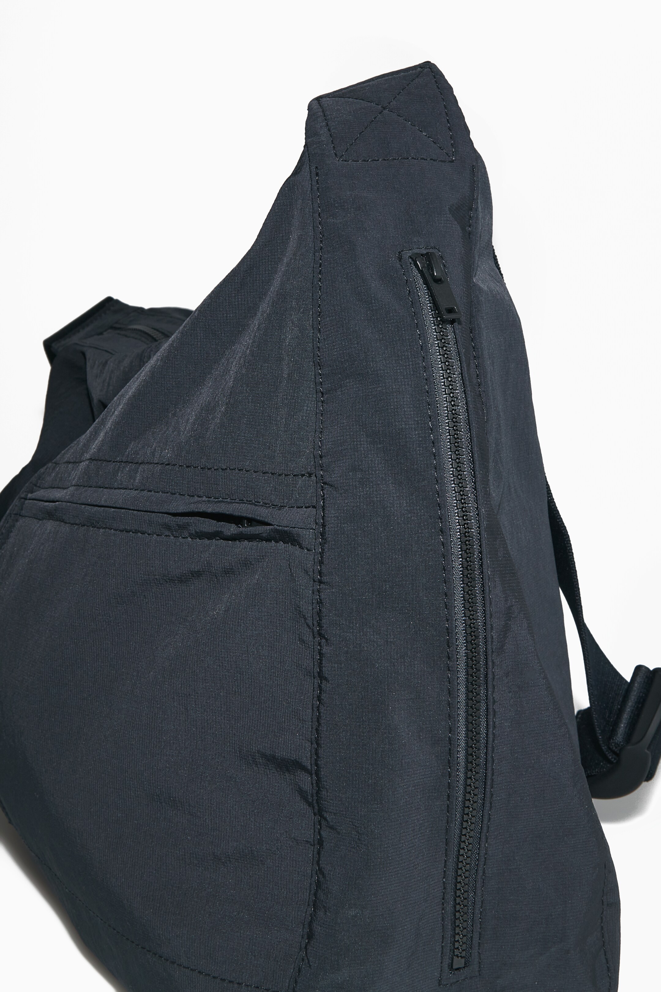 View larger image: SLOUCHY NYLON MESSENGER BAG - NAVY - Men | H&M GB 9