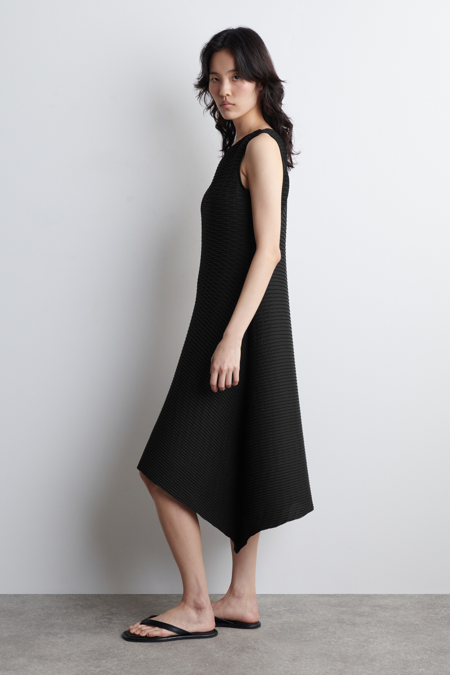 VESTIDO MIDI PLISADO VOLUMINOSO - NEGRO/ANTRACITA - 8