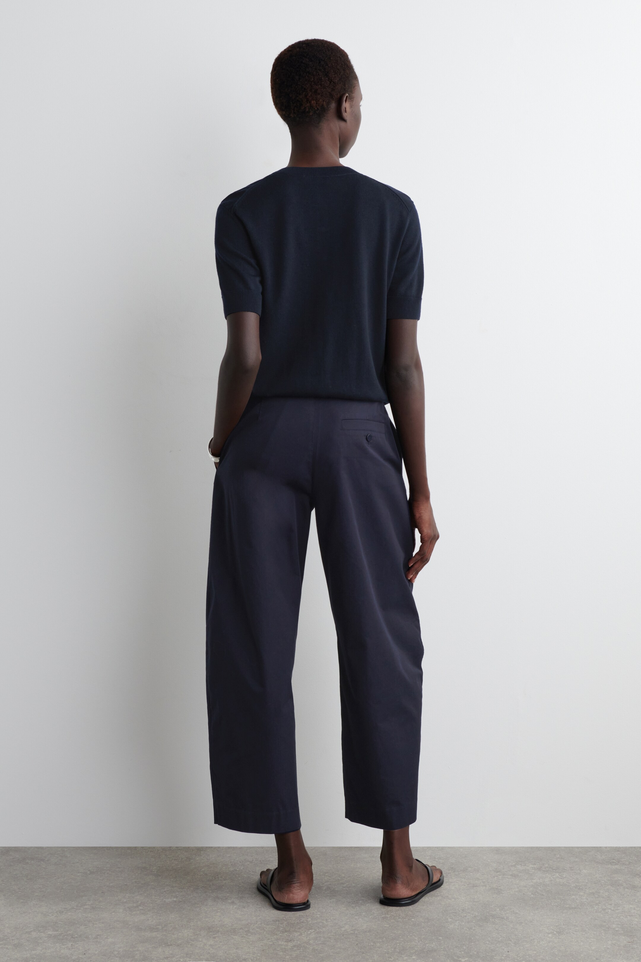 Ingrandisci l'immagine: PLEATED BARREL-LEG CHINOS - NAVY - DONNA | H&M CH 2