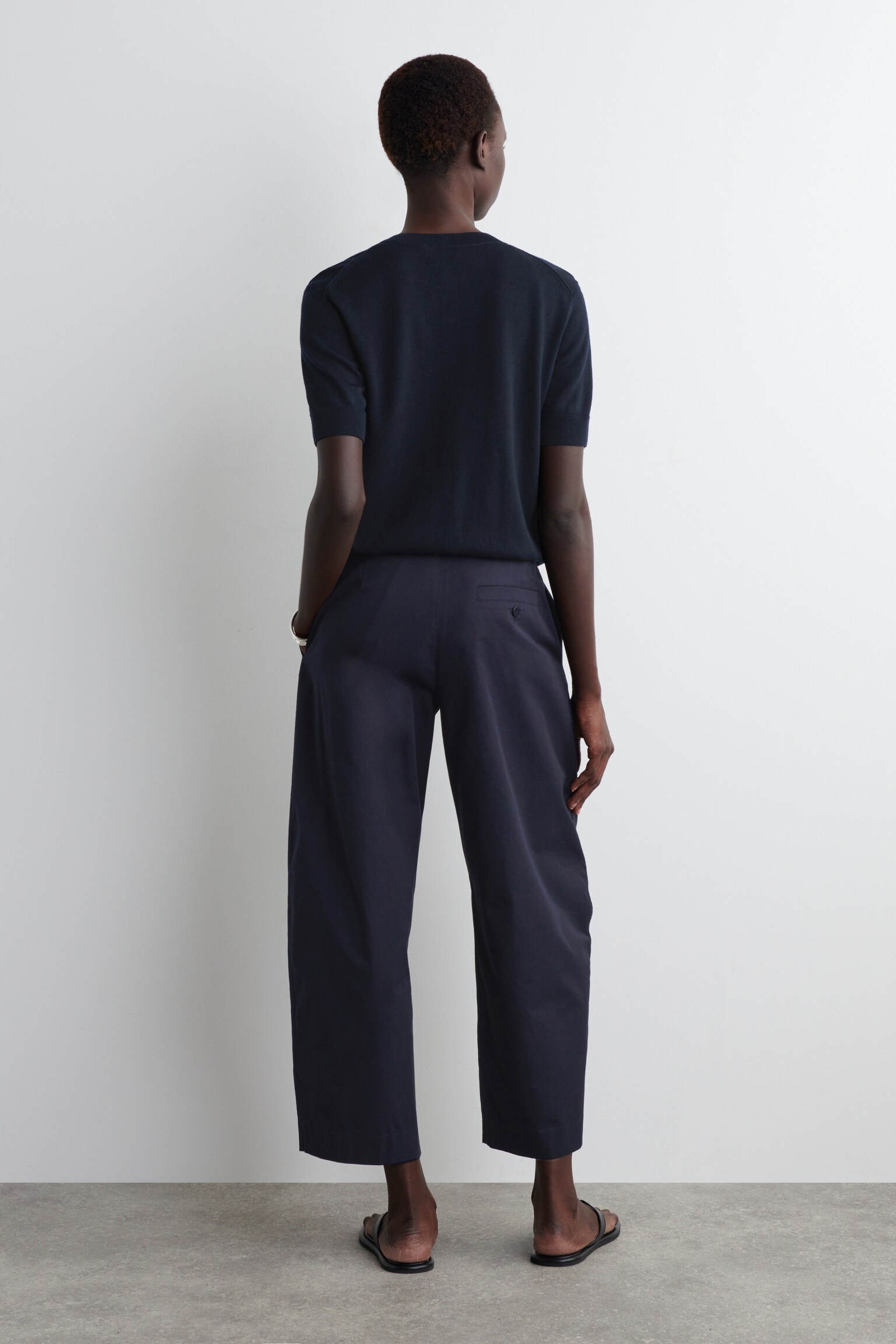 PANTALON CHINO À PLIS STYLE BARREL - BLEU MARINE/TAUPE - 5