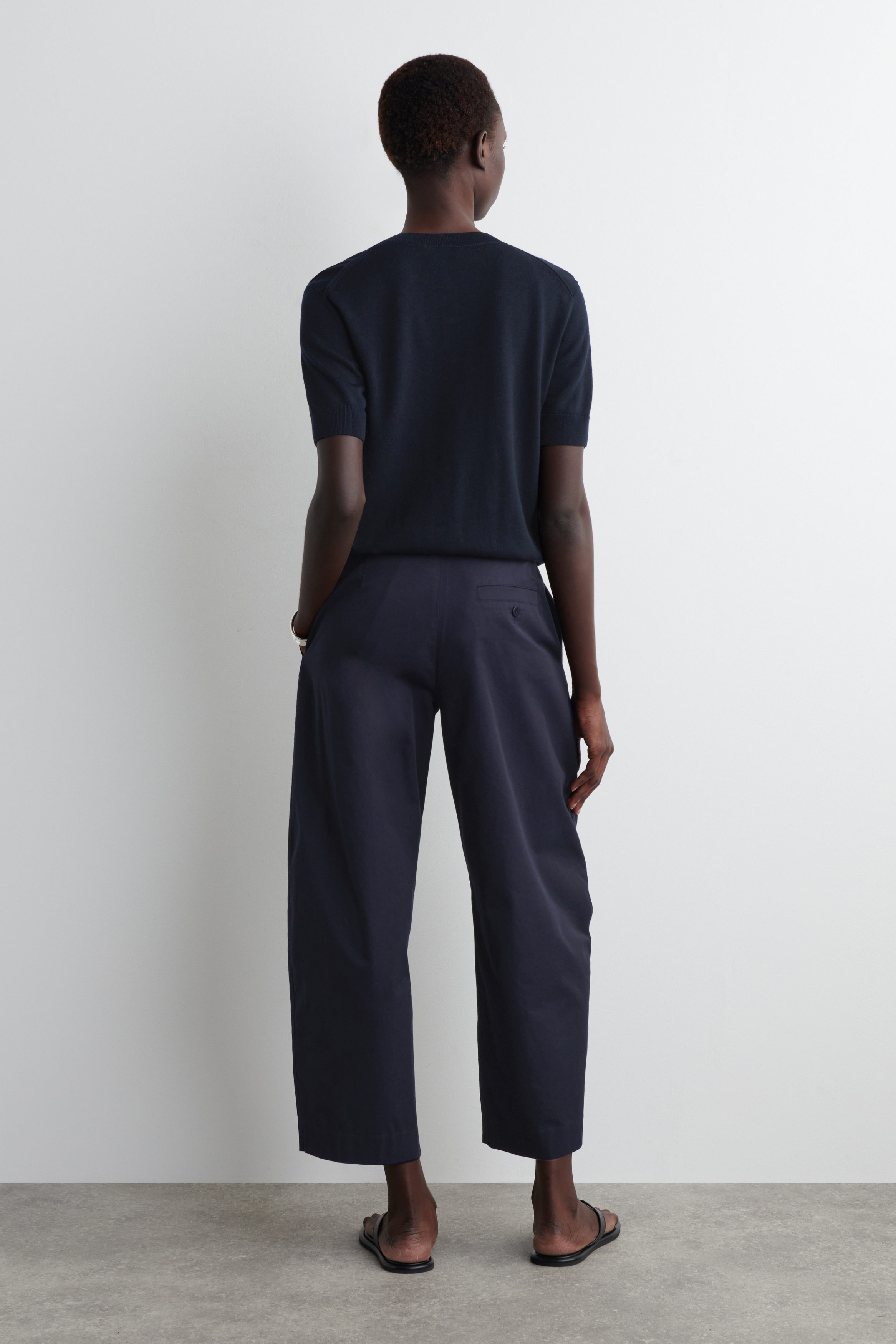 PLEATED BARREL-LEG CHINOS - NAVY | COS