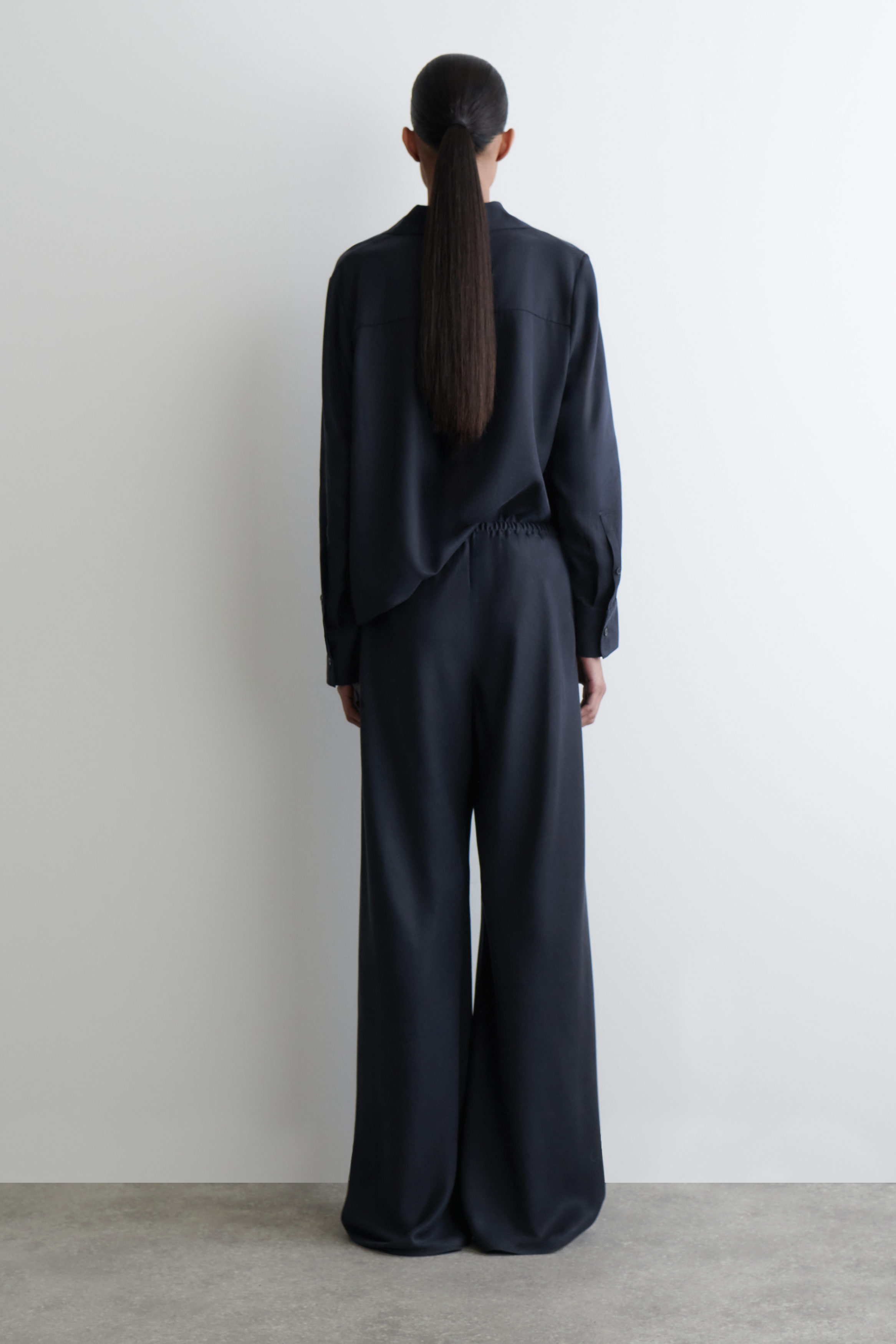 ELASTICATED WIDE-LEG TROUSERS - NAVY | COS