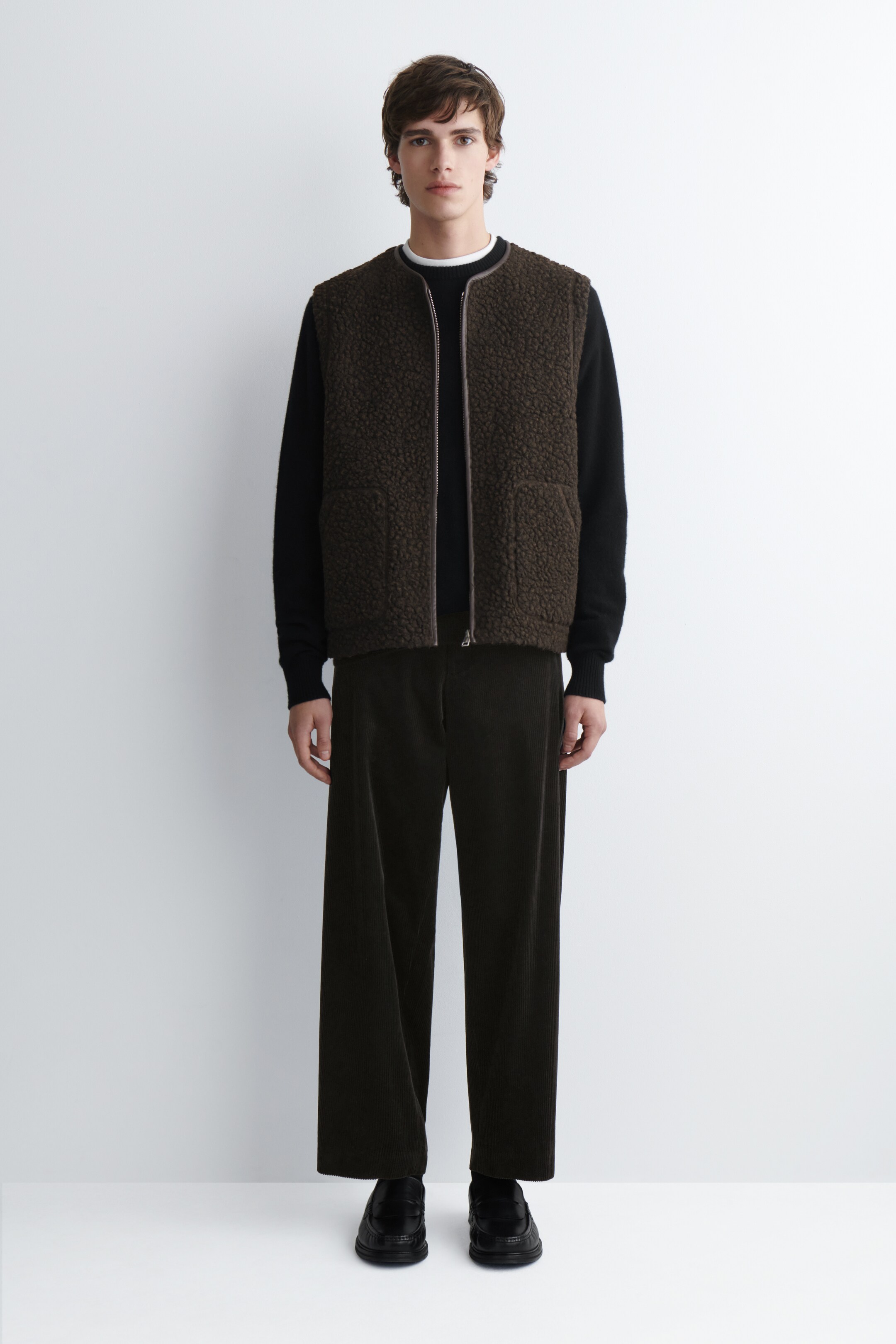 Ver imagen más grande: CHALECO DE BORREGO CON RIBETES DE PIEL - MARRÓN OSCURO JASPEADO - HOMBRE | H&M ES 1