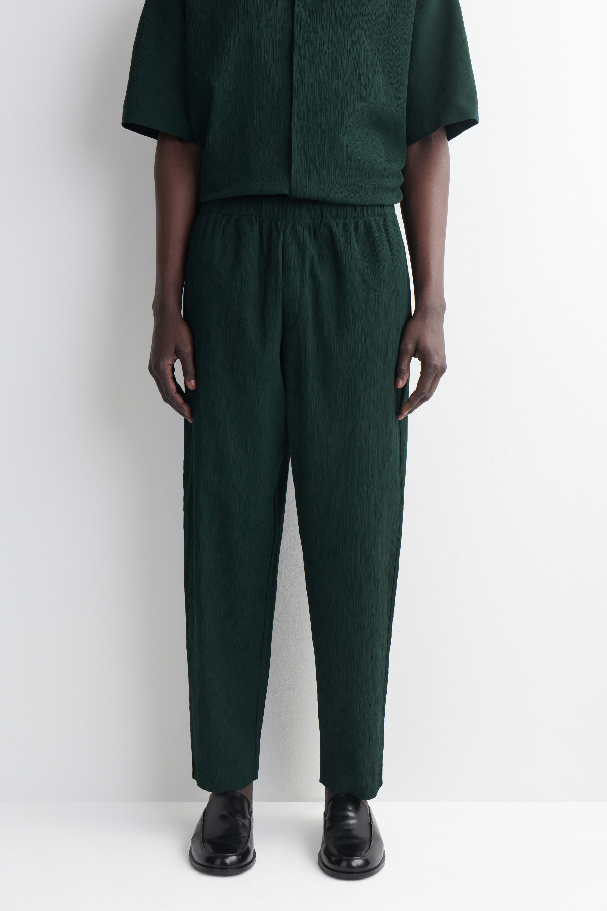 CRINKLED-COTTON RELAXED-FIT TAPERED PANTS - thumbnail 5