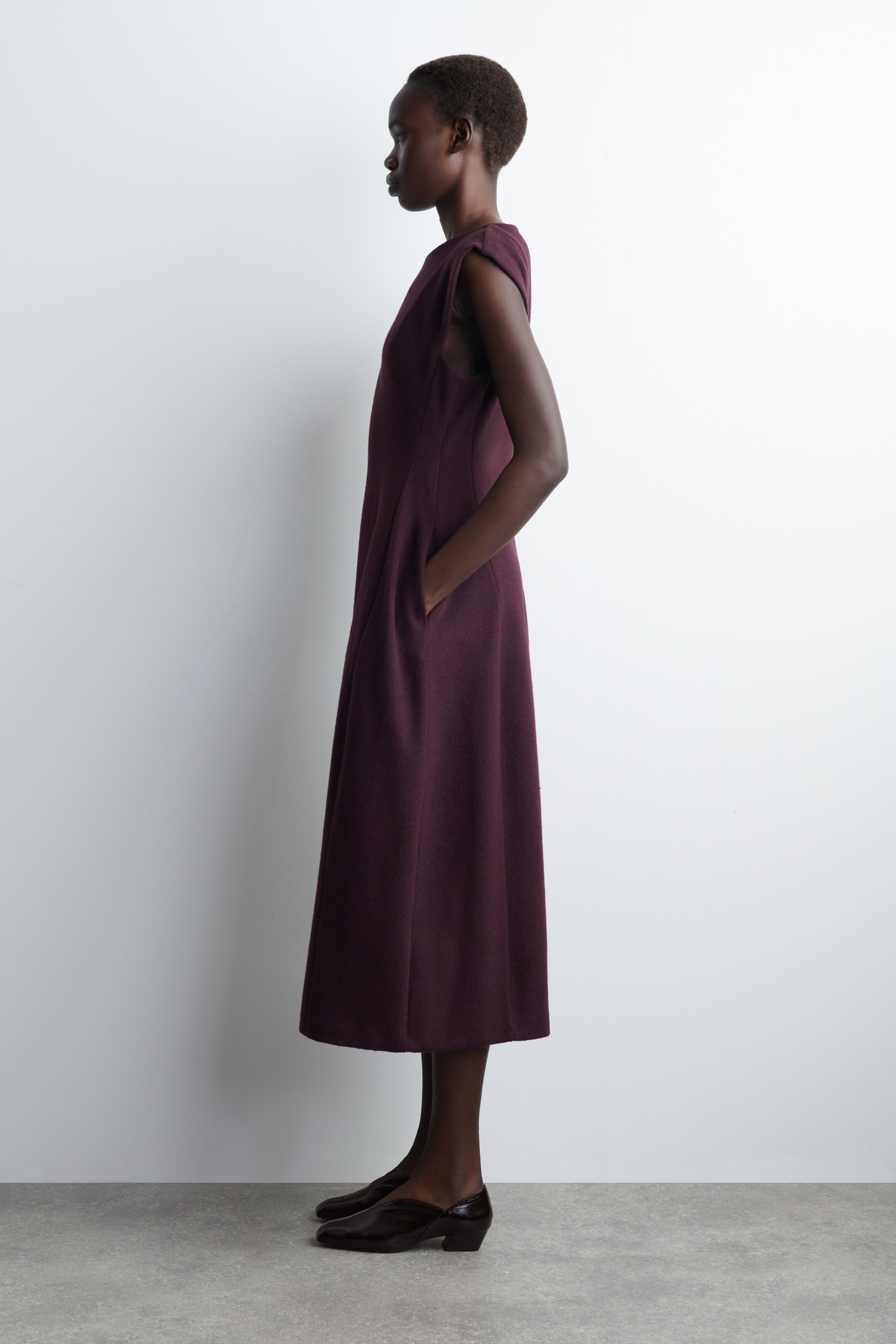 Zobrazit větší obrázek: SCULPTED BRUSHED-WOOL MIDI DRESS - BURGUNDY - ŽENY | H&M CZ 8