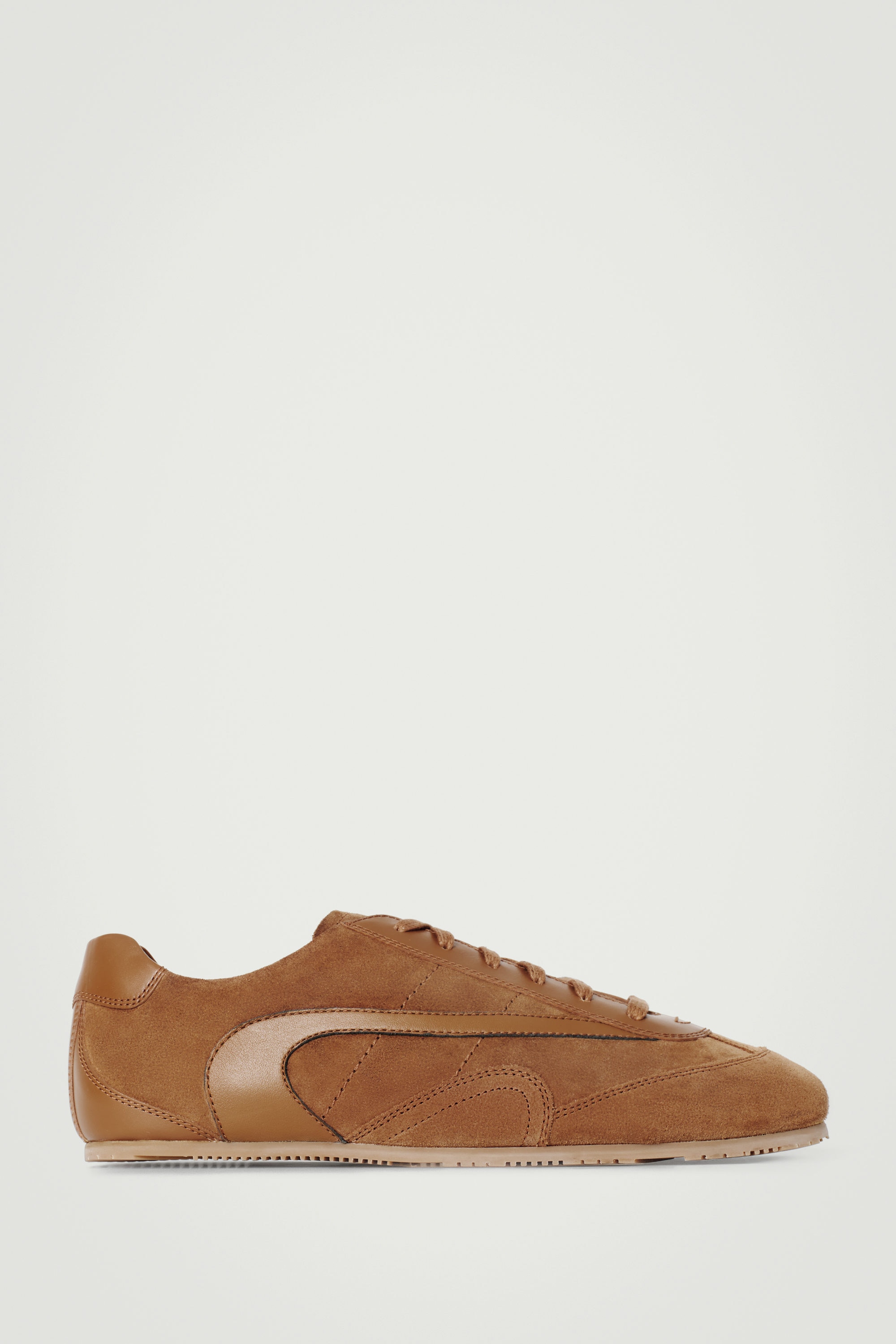 スニーカー Golden Minimalist Suede Sneakers With Subtle Logo MINIMAL SUEDE SNEAKERS - COGNAC | COS