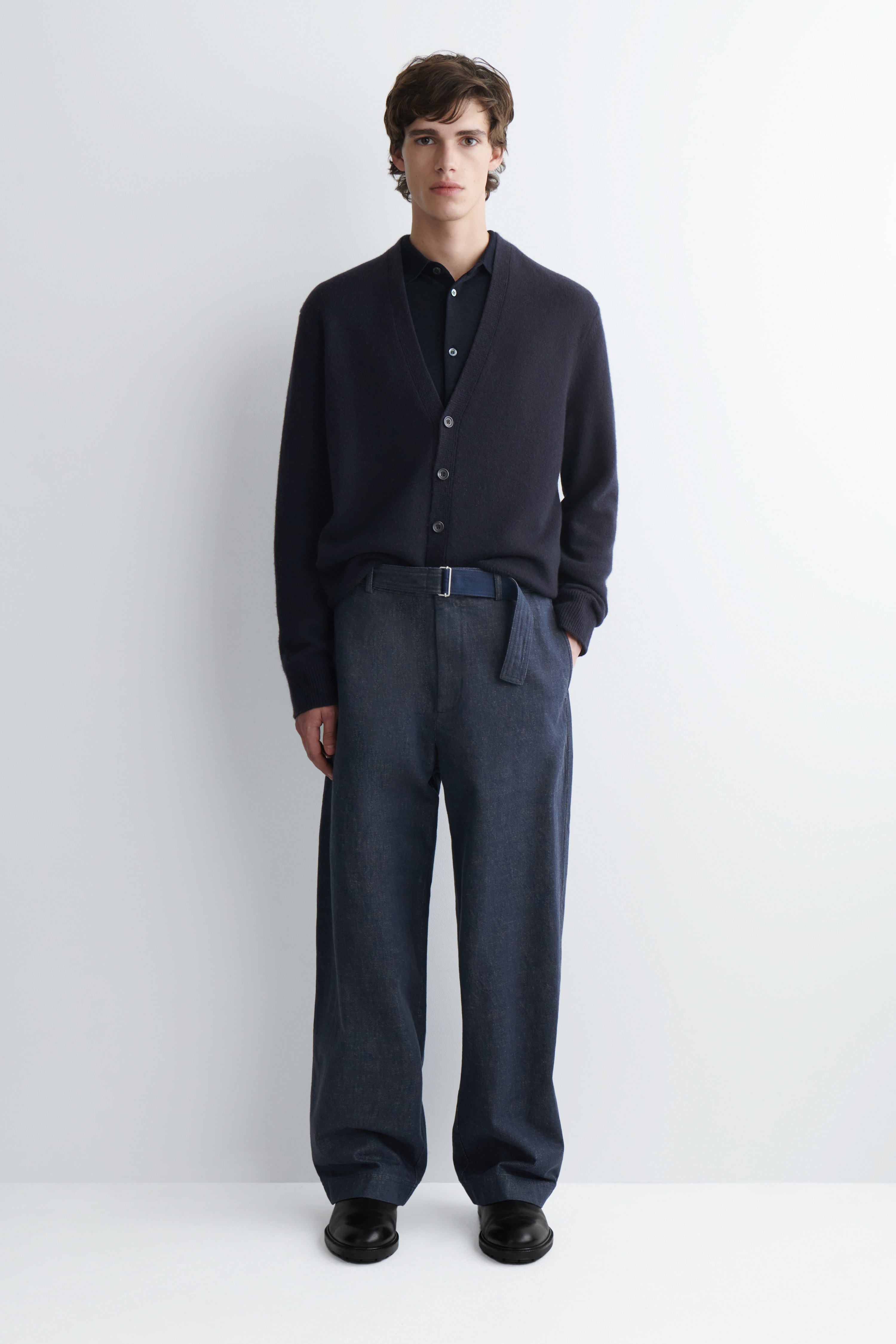 PANTALÓN VAQUERO RECTO CON CINTURÓN - AZUL OSCURO