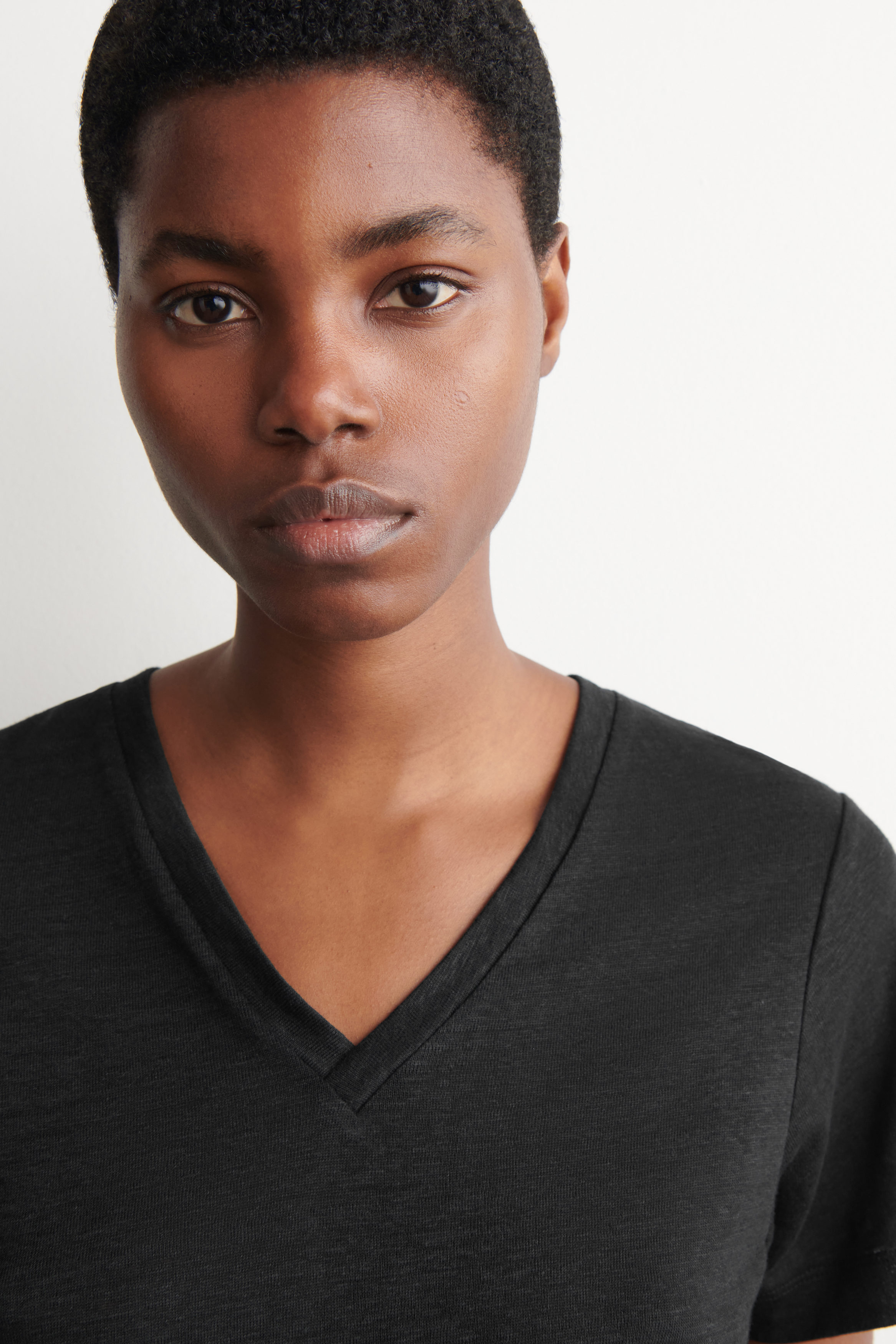 V-NECK LINEN T-SHIRT - BLACK | COS US
