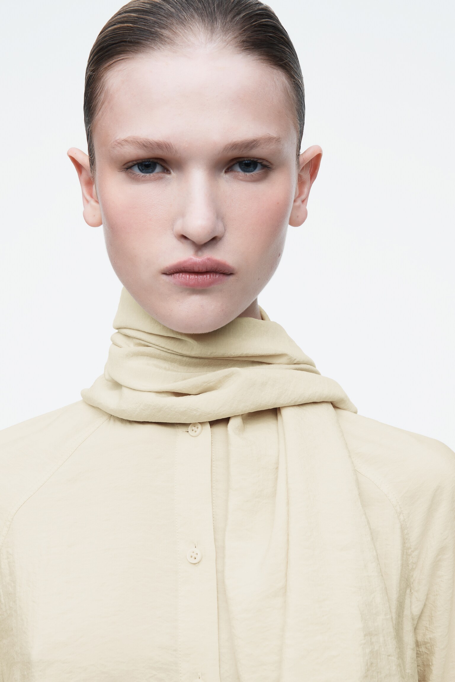 BLUSA DE SEDA CON DETALLE DE PAÑUELO - BEIGE - 6