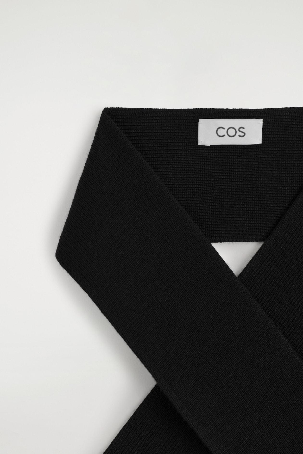 MERINO WOOL NECK SCARF — BLACK