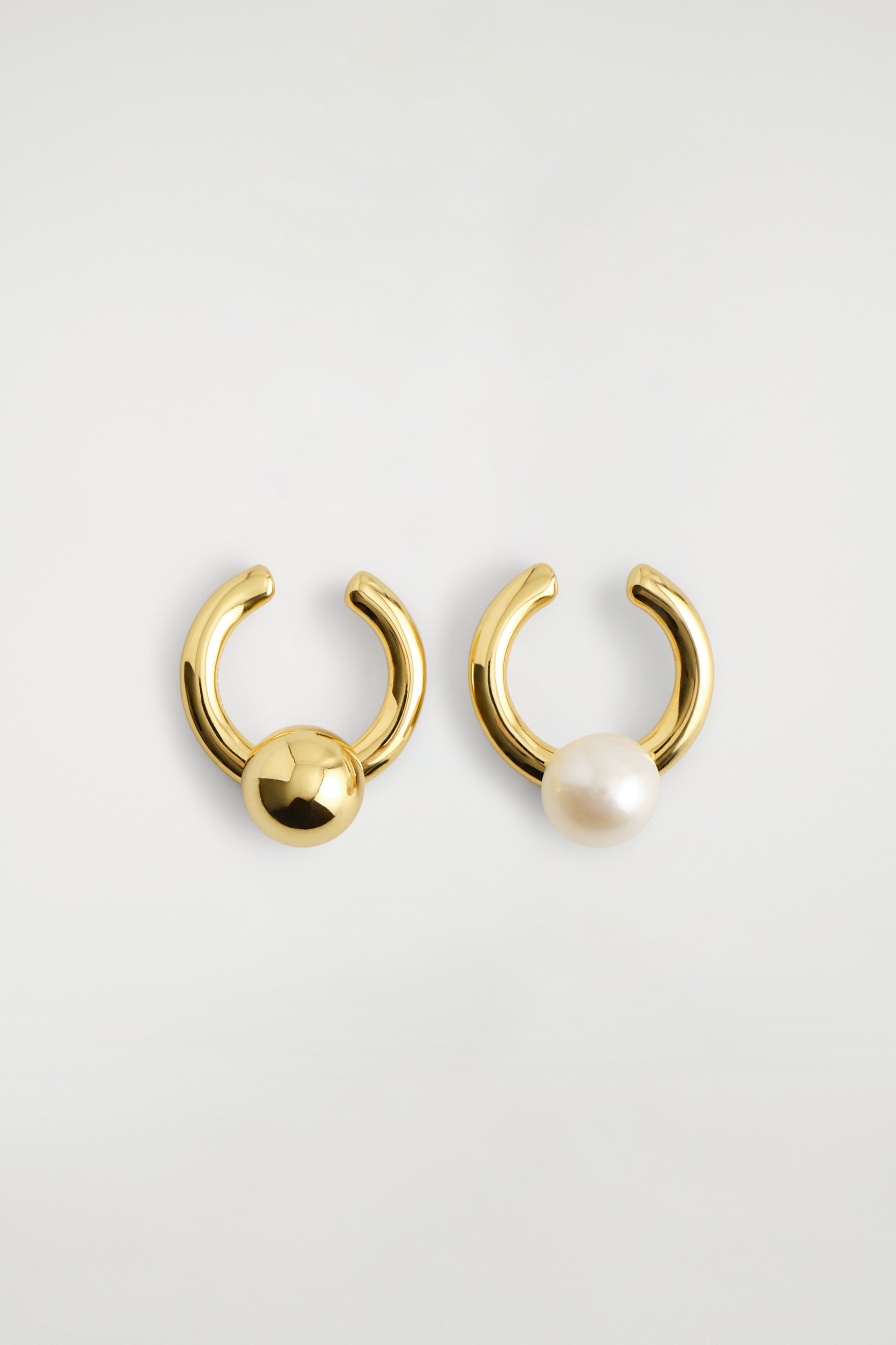 Asymmetrische oorklemmen met zoetwaterparels - GOUD
