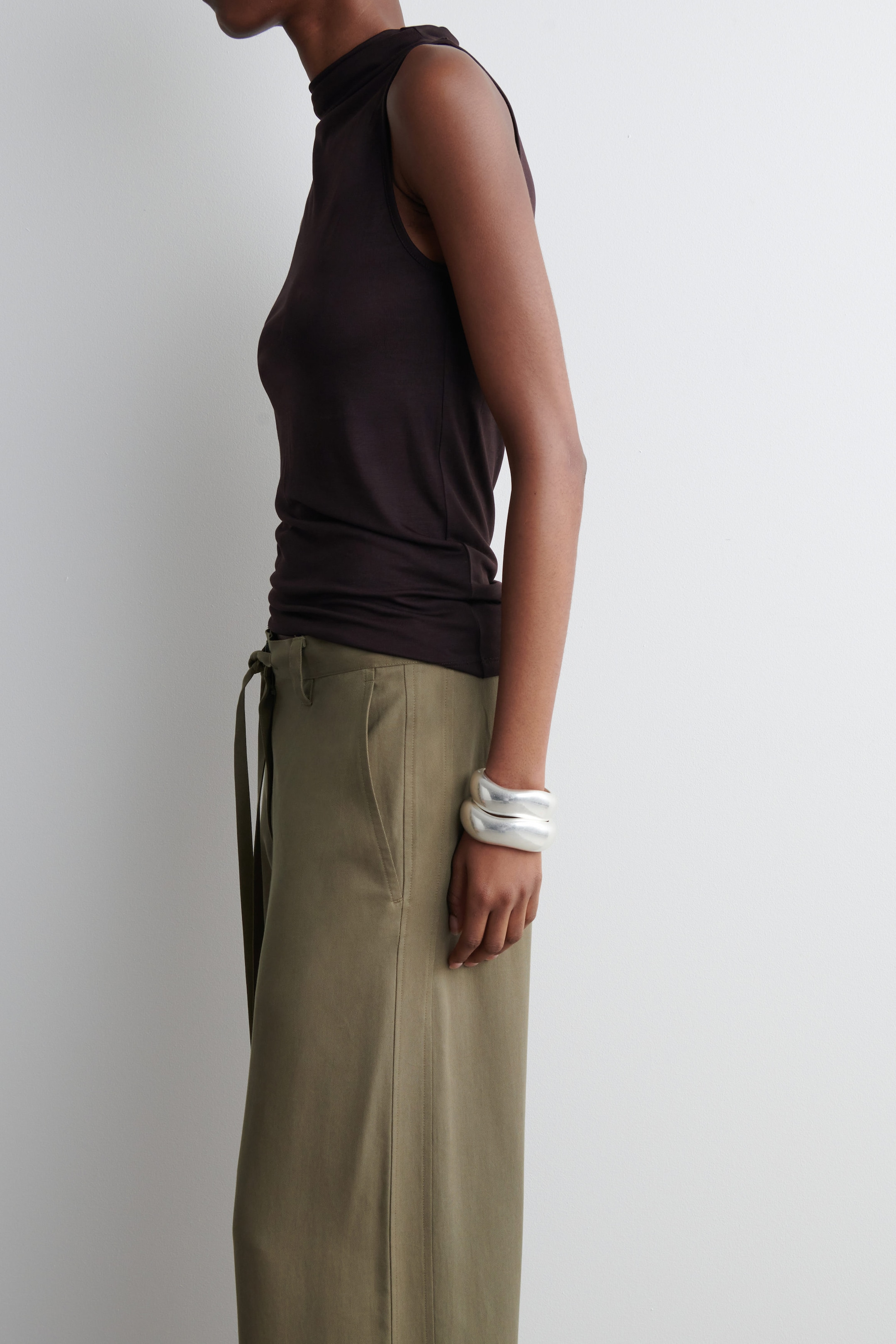 PANTALÓN ANCHO CON AJUSTE DE CORDÓN