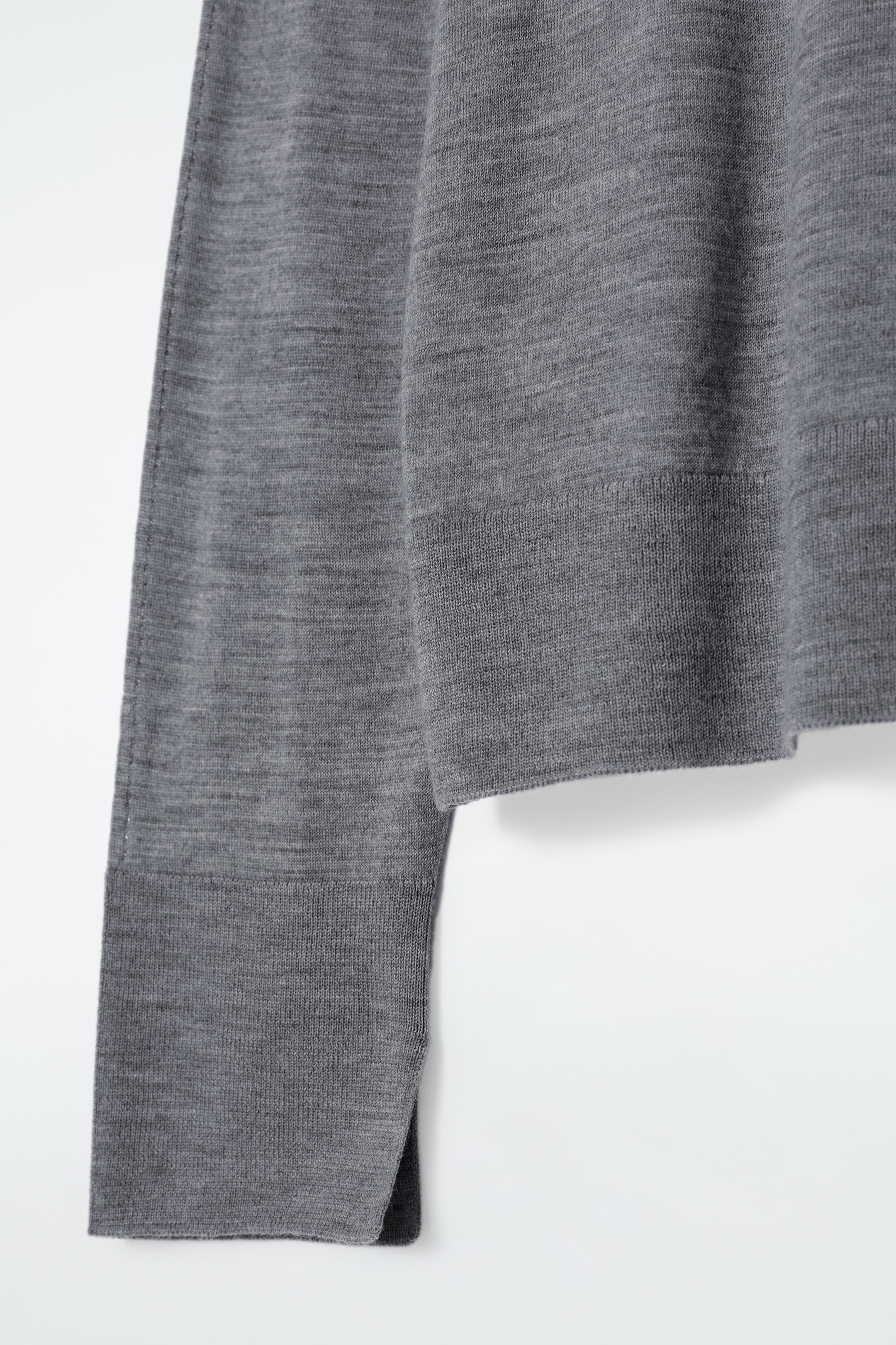 Visualizza immagine più grande: MAGLIONE IN LANA MERINO CON SCOLLO A V - GRIGIO - DONNA | H&M IT 7
