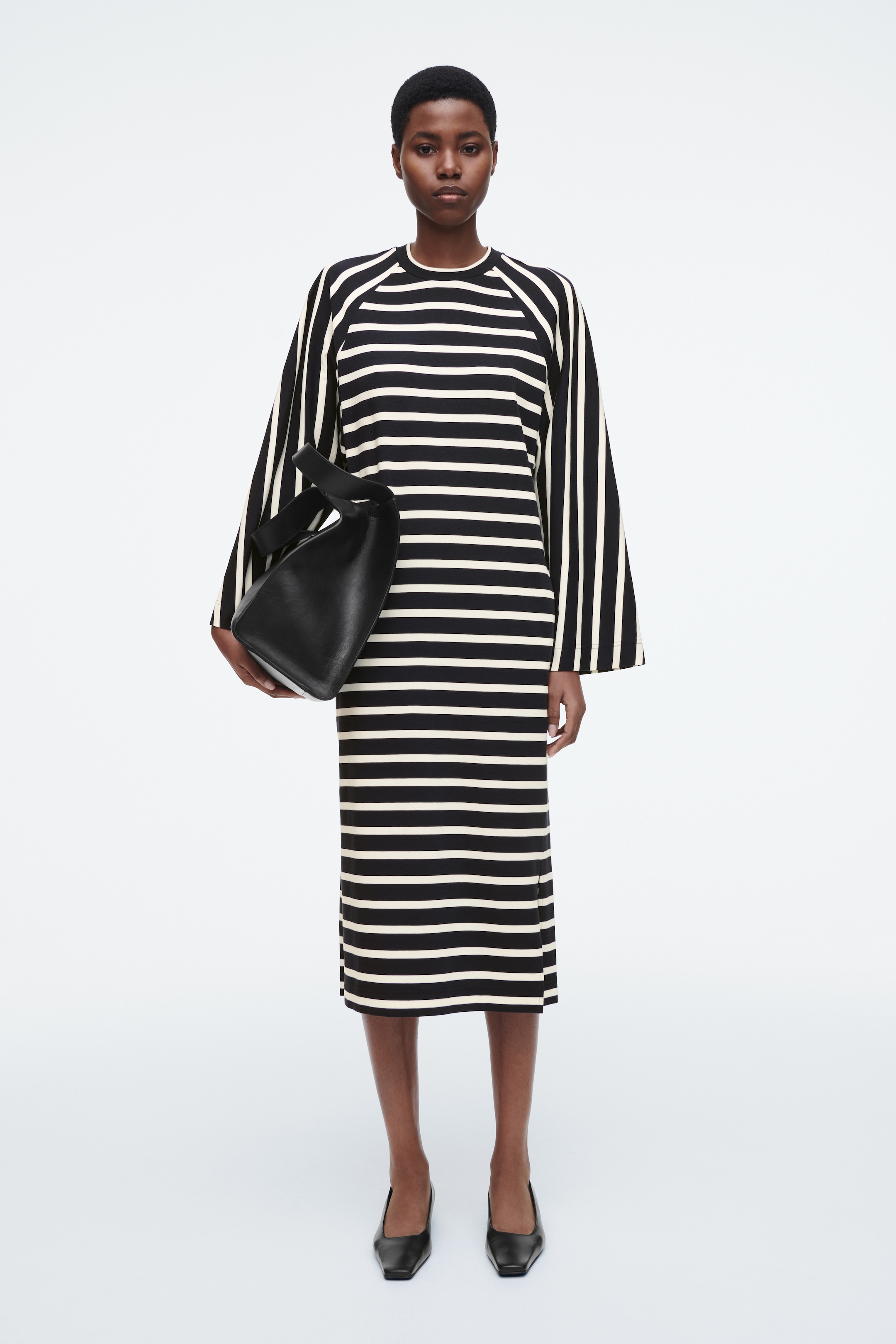 Grotere afbeelding bekijken: JERSEY MIDI KOLOM JURK - MARINE / GESTREEPT - DAMES | H&M BE 1