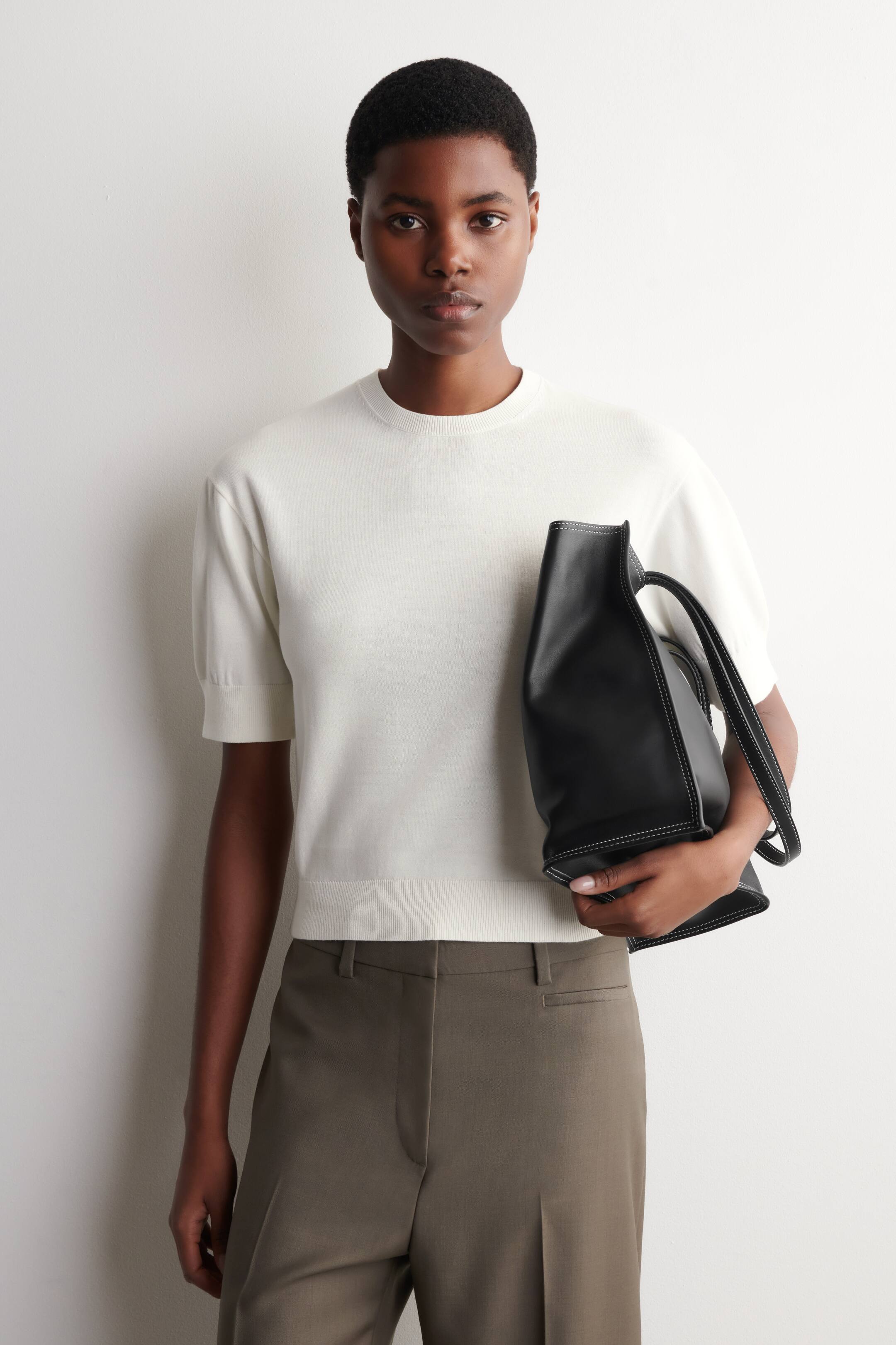 Zobacz większy obraz: DZIANINOWY T-SHIRT Z BAWEŁNY - ZŁAMANA BIEL - ONA | H&M PL 1