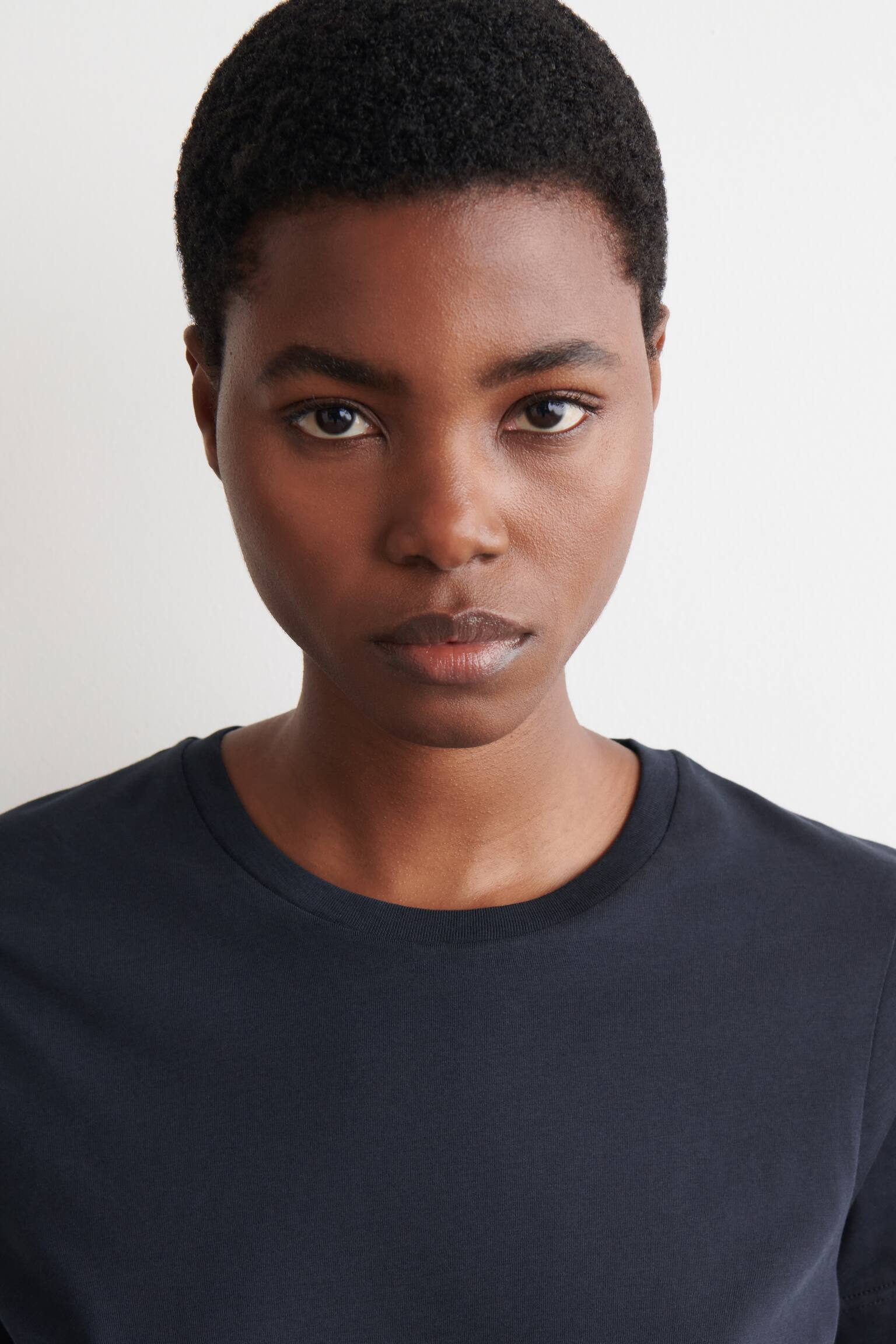 טישרט מכותנה עם צווארון עגול - כחול כהה/צהוב חמאה/בז' מעורב - 5