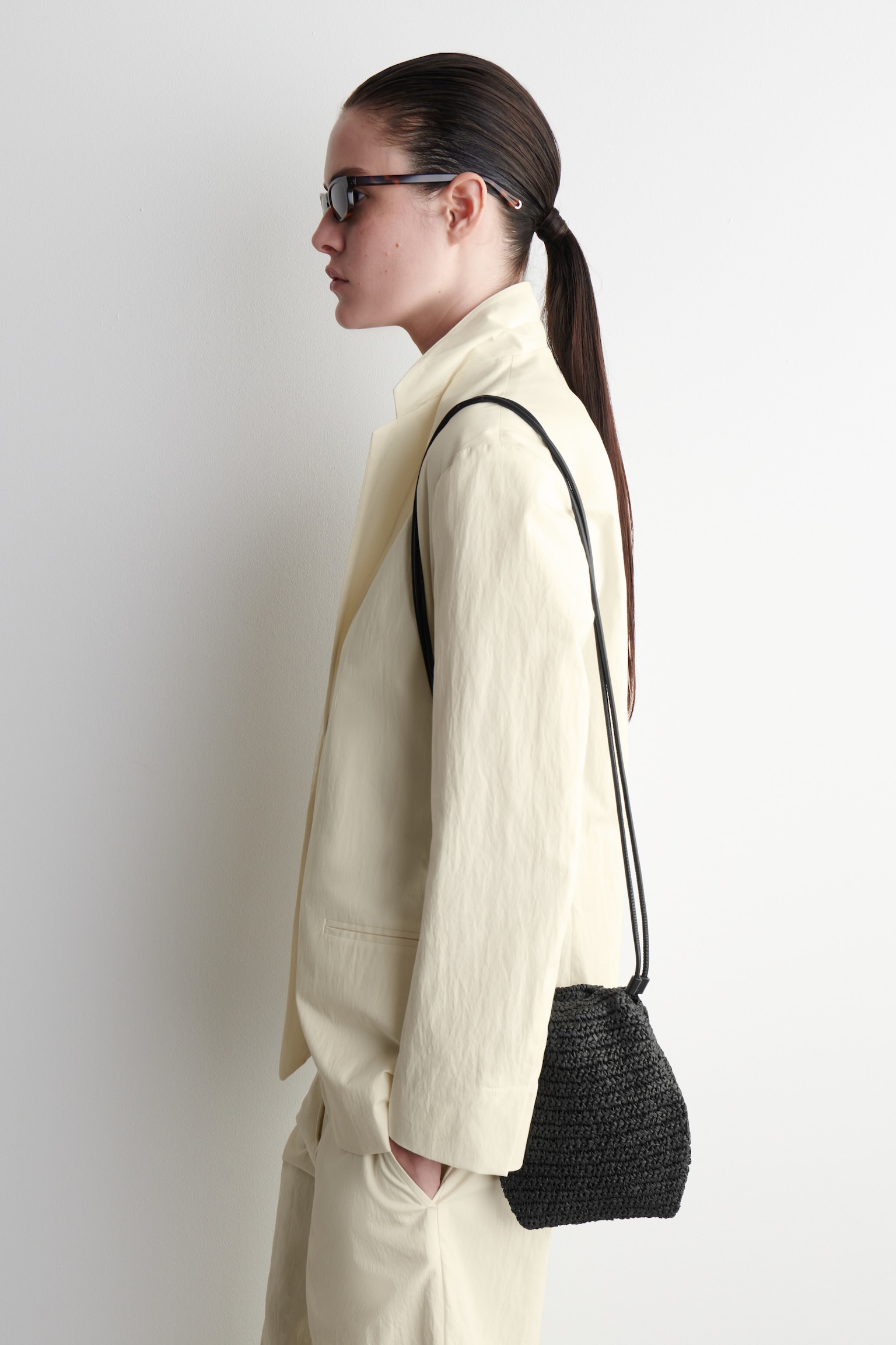 FUNDA PARA TELÉFONO CON CORDÓN - EFECTO RAFIA - NEGRO/BEIGE