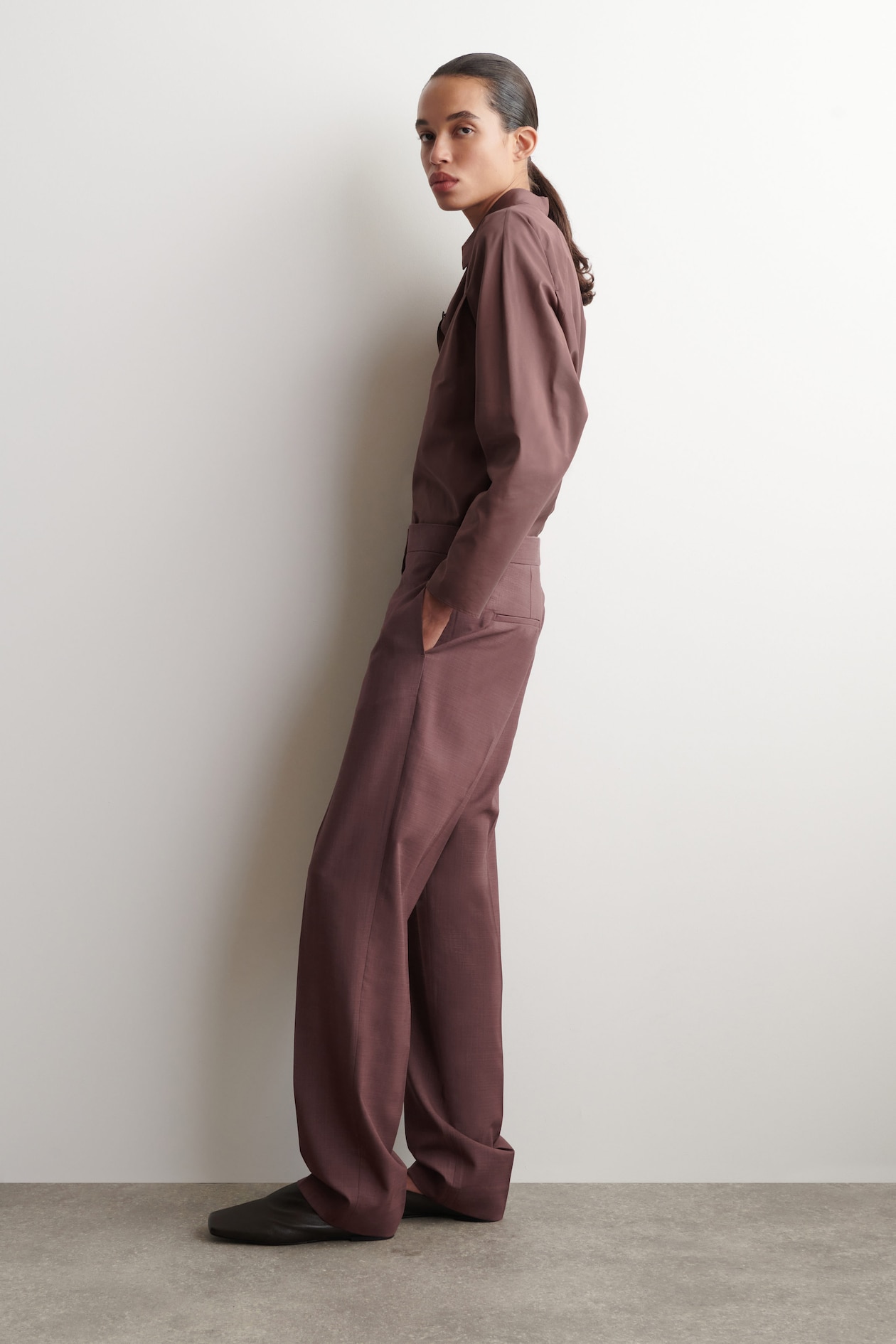 TAILORED WOOL STRAIGHT-LEG PANTS — MAHOGANY