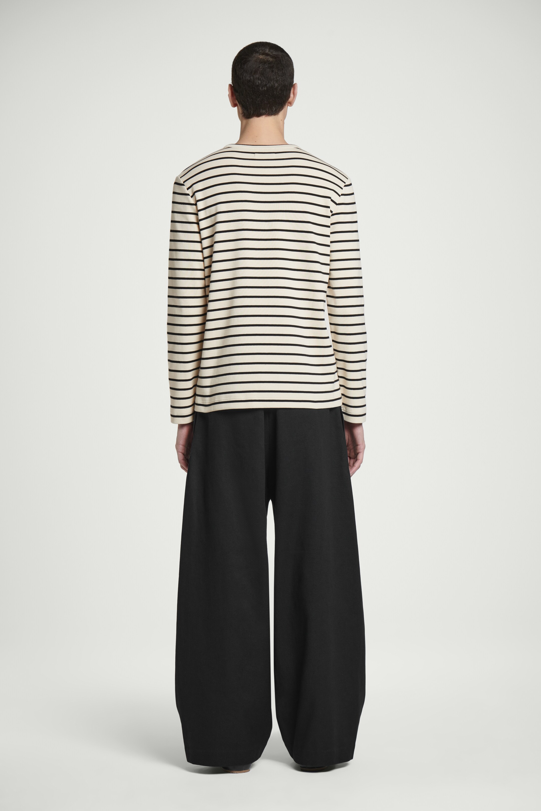 Zobrazit větší obrázek: Pravidelné pruhované žebrované tričko s dlouhým rukávem - ECRU / ČERNÁ / PRUHOVANÁ - MUŽI | H&M CZ 5