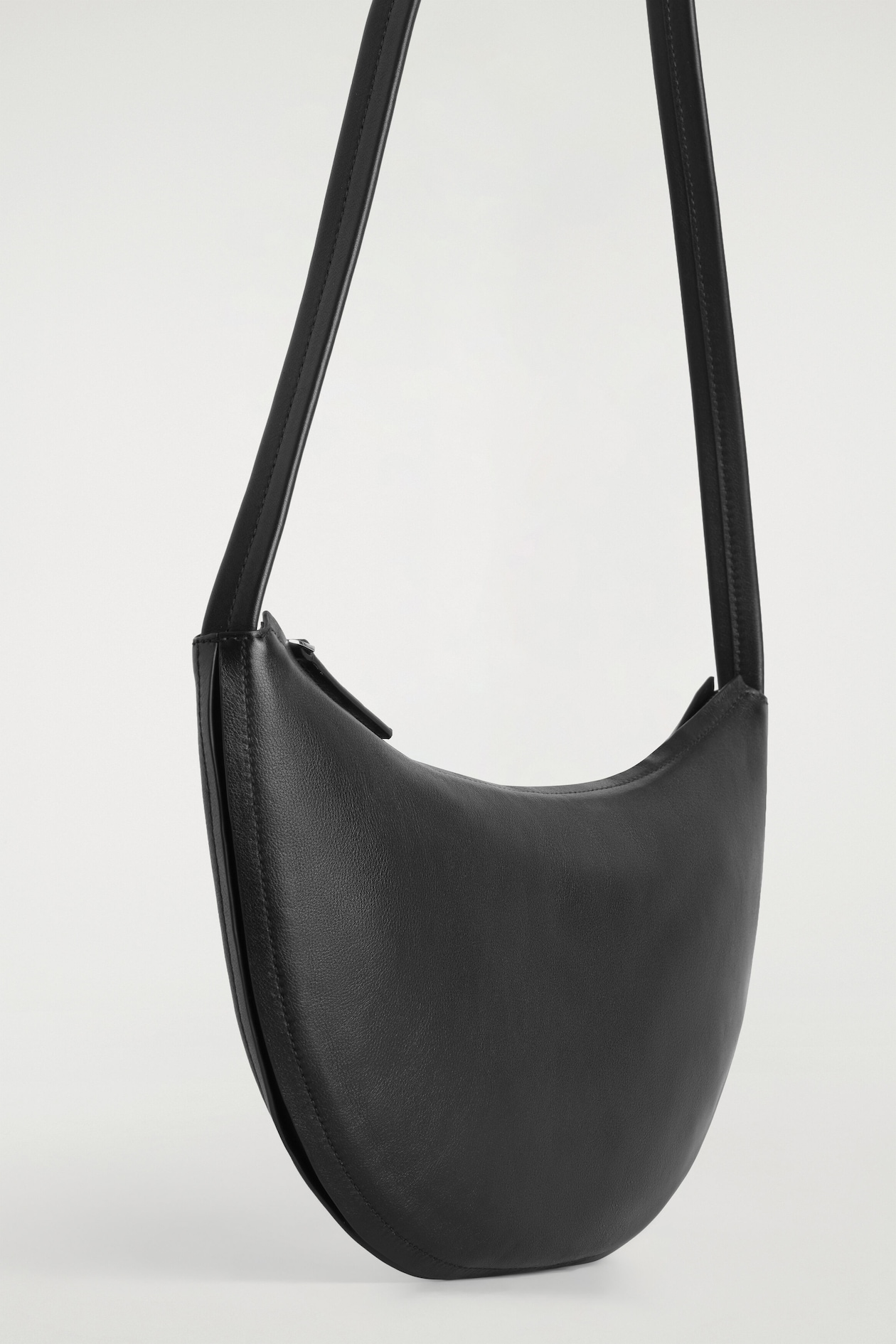 CURVED SHOULDER BAG - LEATHER — BLACK