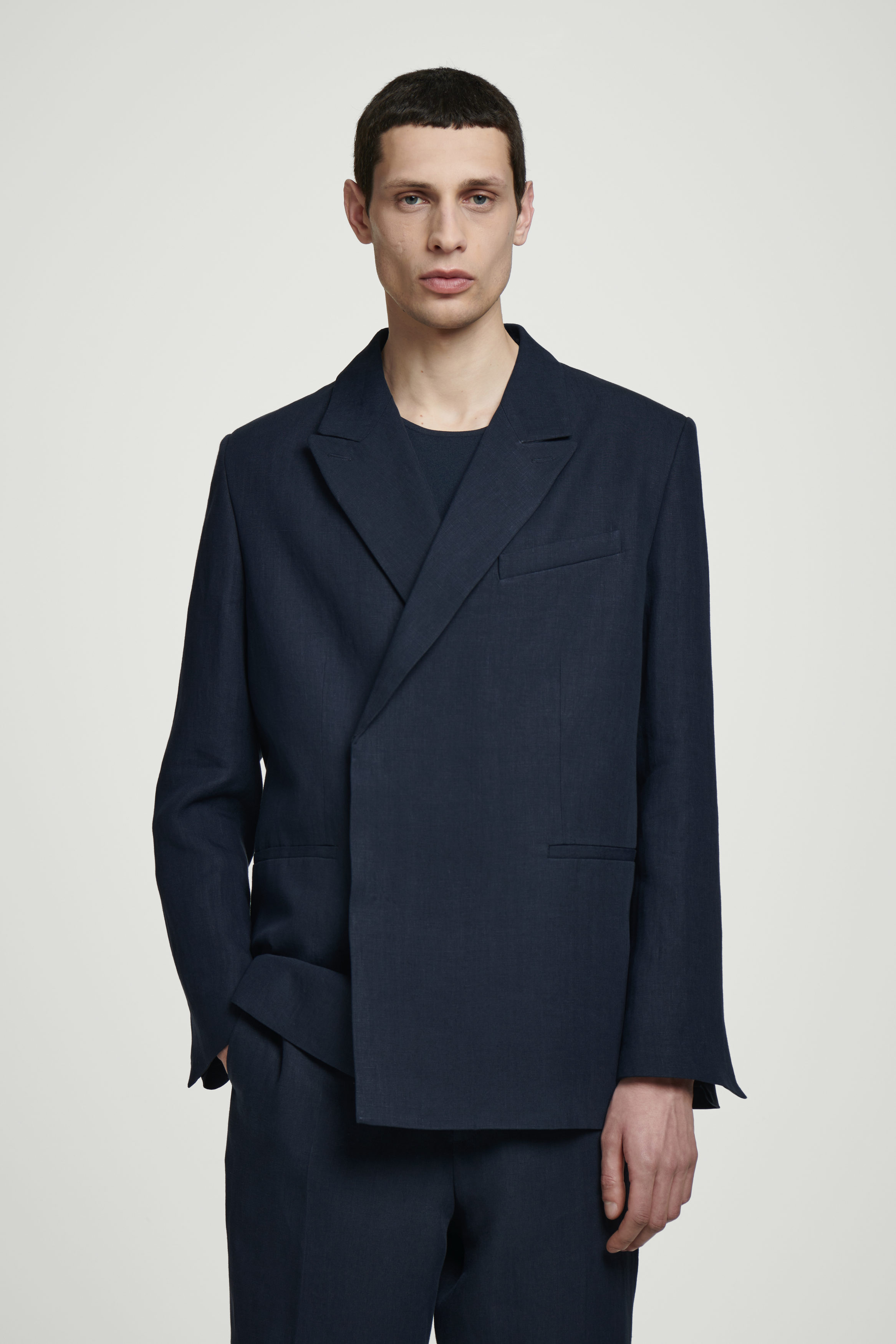 【送料&関税込】 Relaxed Linen Db Breasted Blaze RELAXED DOUBLE-BREASTED LINEN BLAZER - NAVY | COS