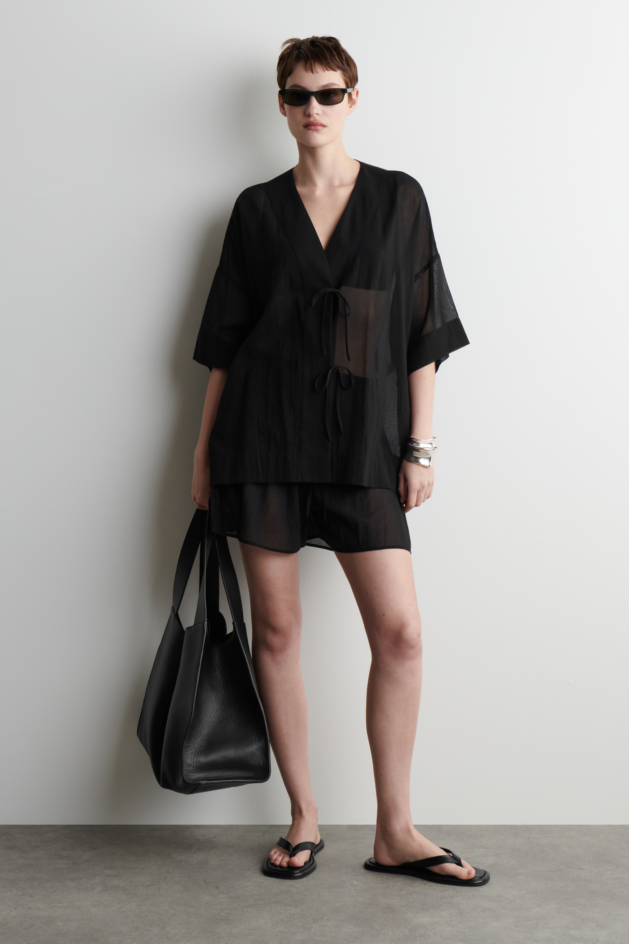 Visualizza immagine più grande: CAMICIA CON LACCI IN TESSUTO INCRESPATO - NERO - DONNA | H&M IT 3