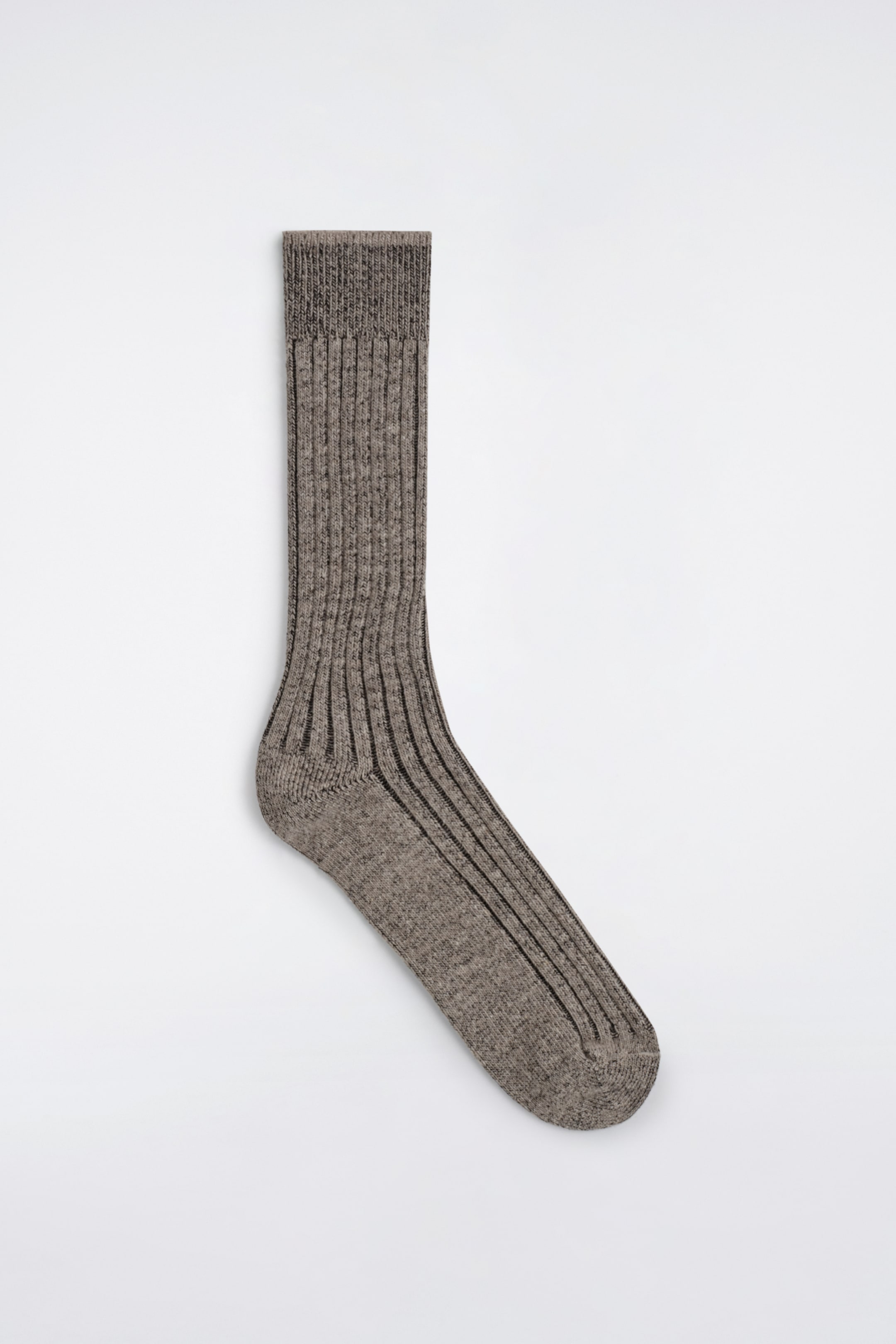 Agrandir l'image: Une seule chaussette marron chinée est posée à plat, mettant en valeur une texture en tricot côtelé avec de subtiles lignes verticales sombres sur son bord et sa jambe définis, passant à un tricot chiné plus lisse sur le pied et l'orteil.