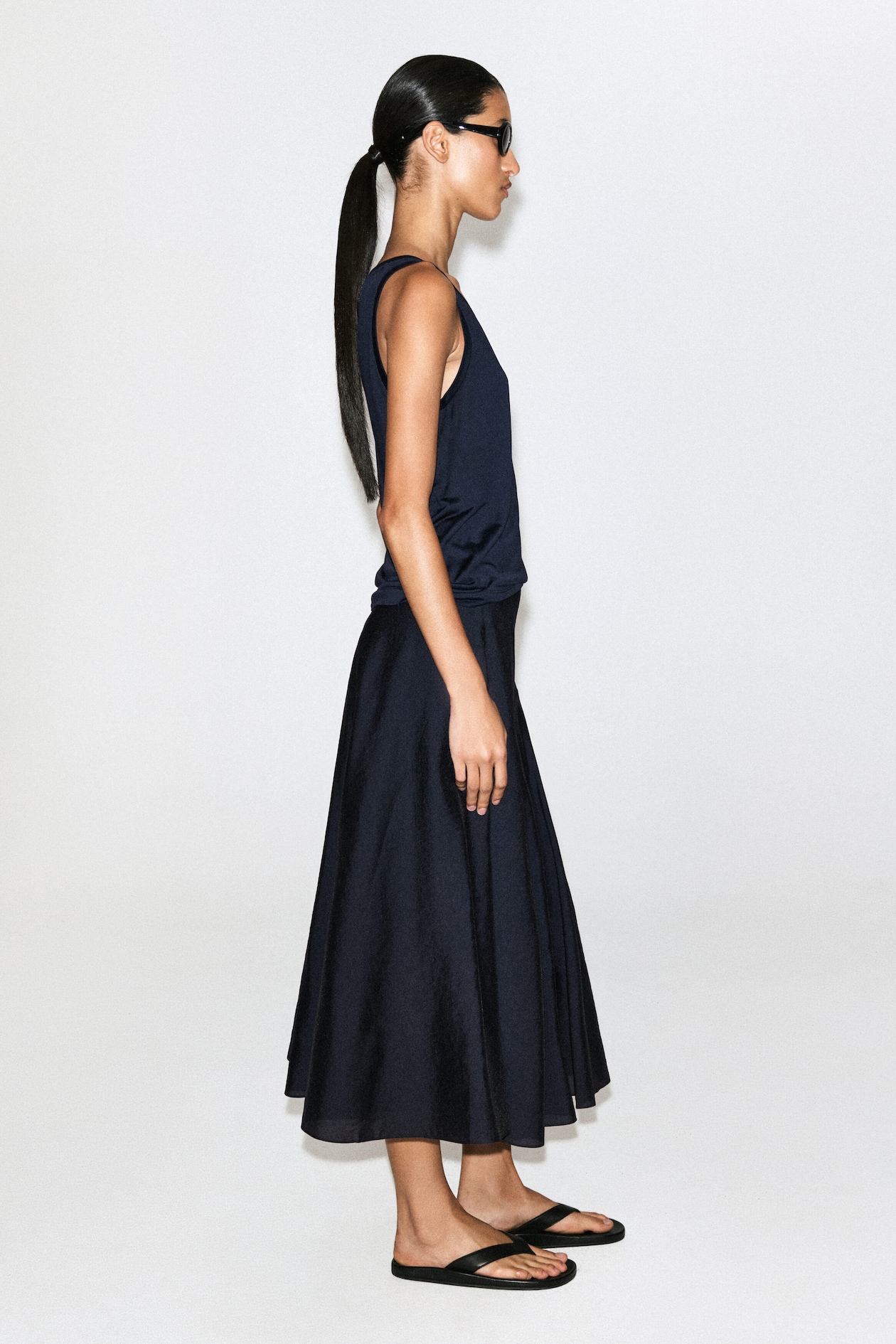 BUTTON-DETAIL FLUID MIDI SKIRT — NAVY