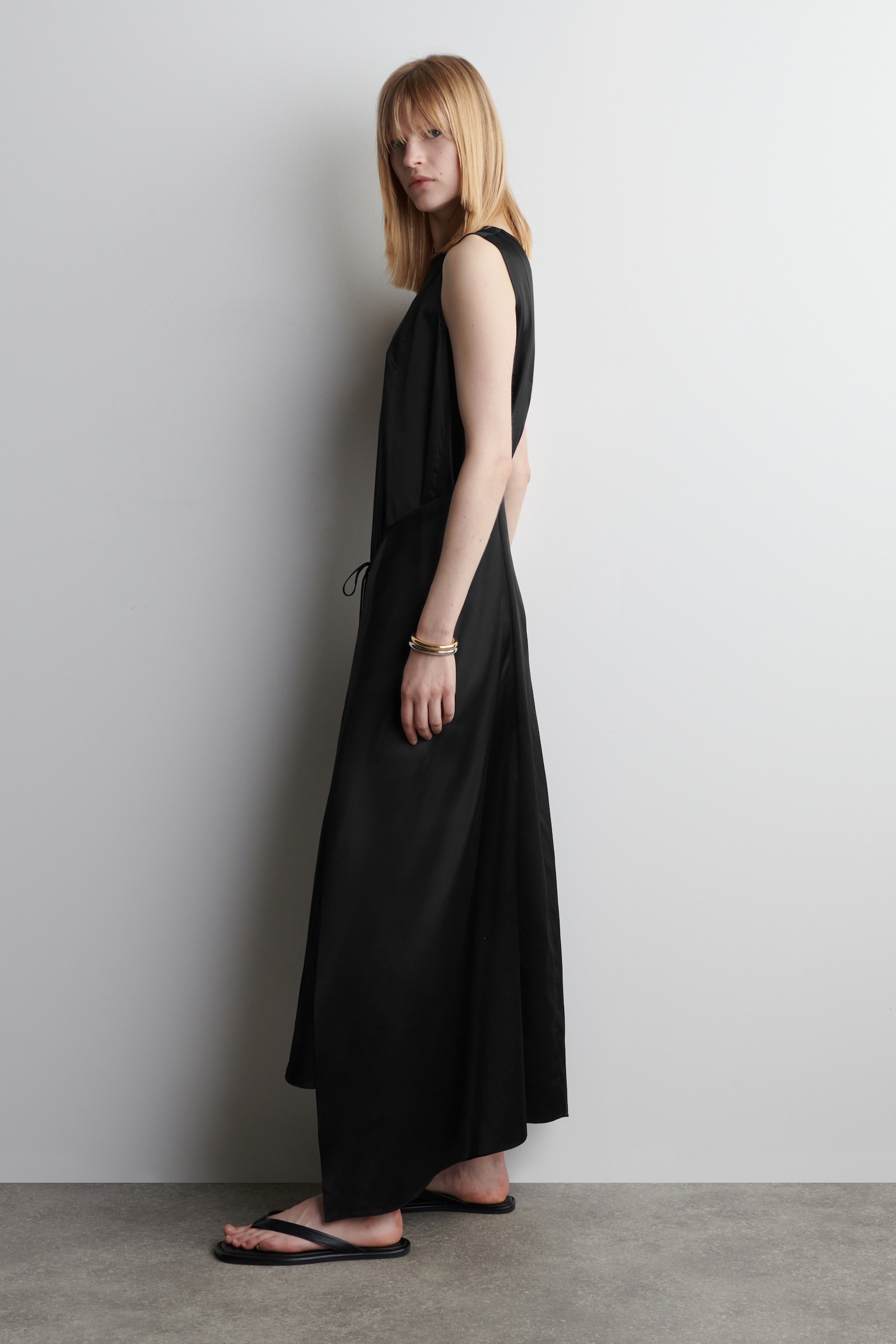 VESTIDO LARGO DE SEDA CON FRONTAL CRUZADO - NEGRO - 7