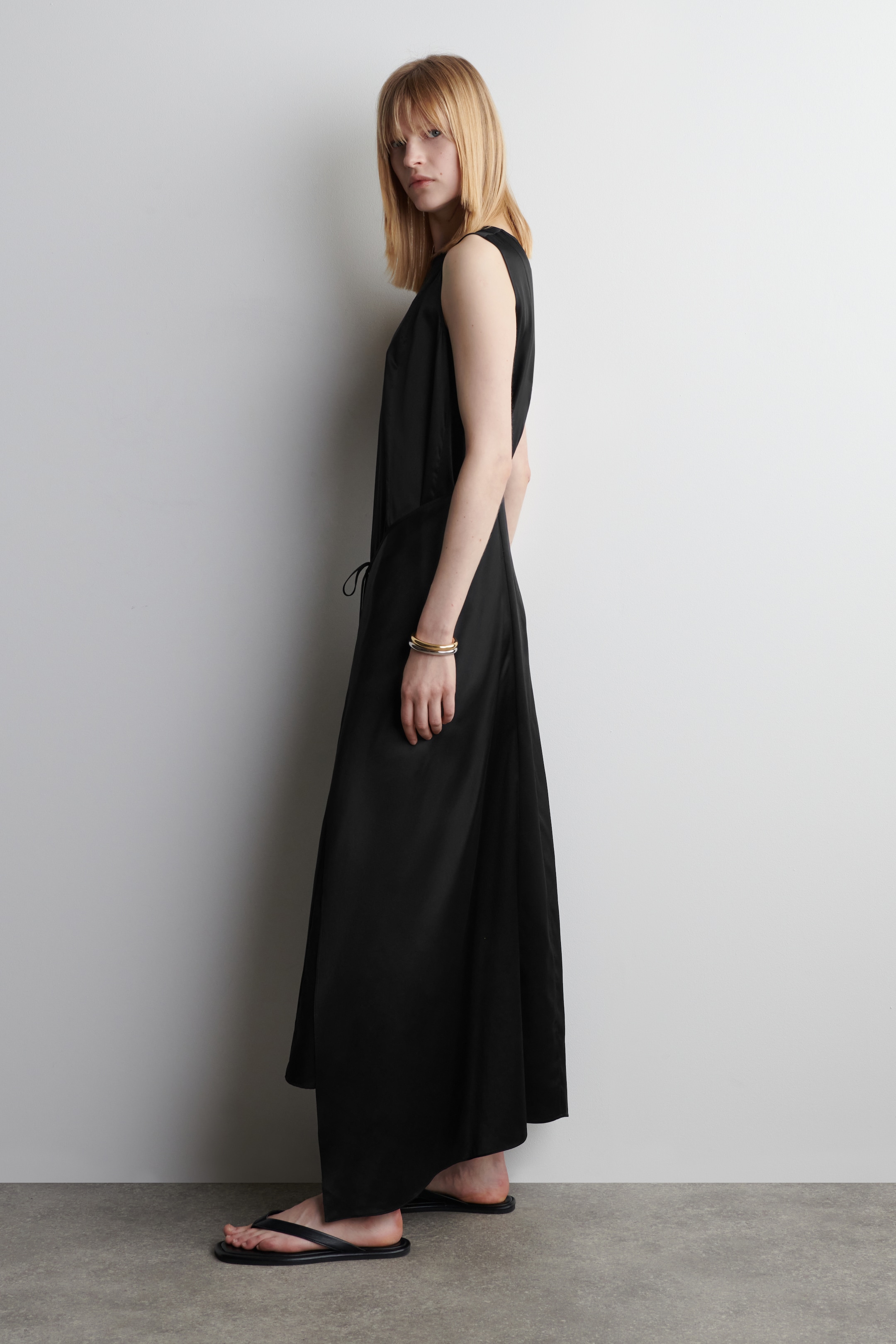 Visualizza immagine più grande: ABITO MAXI A PORAFOGLIO IN SETA - NERO - DONNA | H&M IT 3