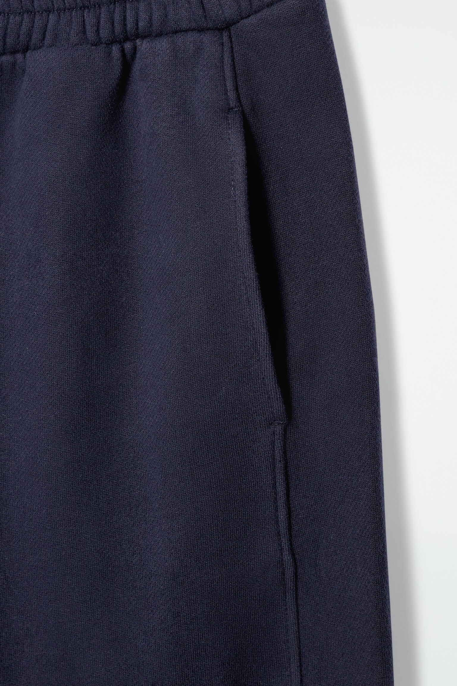 JOGGERS DE PERNERAS ANCHAS Y ALGODÓN CEPILLADO - AZUL MARINO - 7