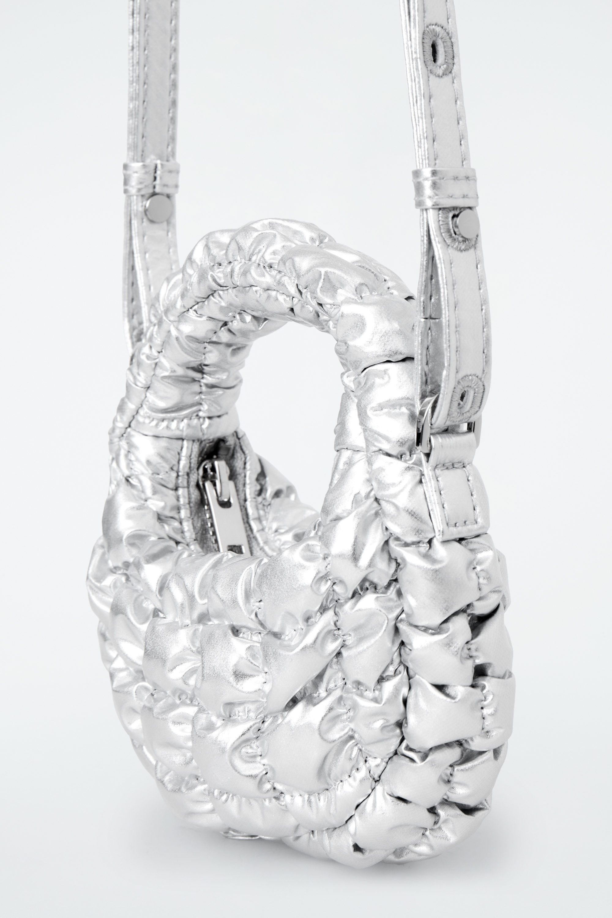 【COS】◆QUILTED NANO CROSSBODY BAG - SILVER◆1244108003◆ QUILTED NANO CROSSBODY BAG - SILVER | COS