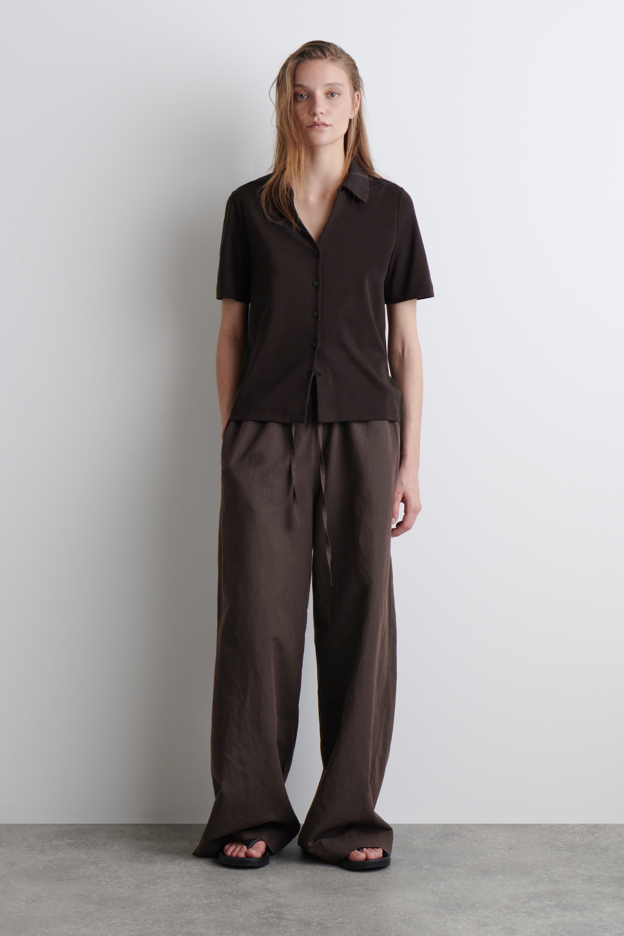 Visualizza immagine più grande: PANTALONI A GAMBA LARGA IN LINO CON COULISSE - MARRONE SCURO - DONNA | H&M IT 1