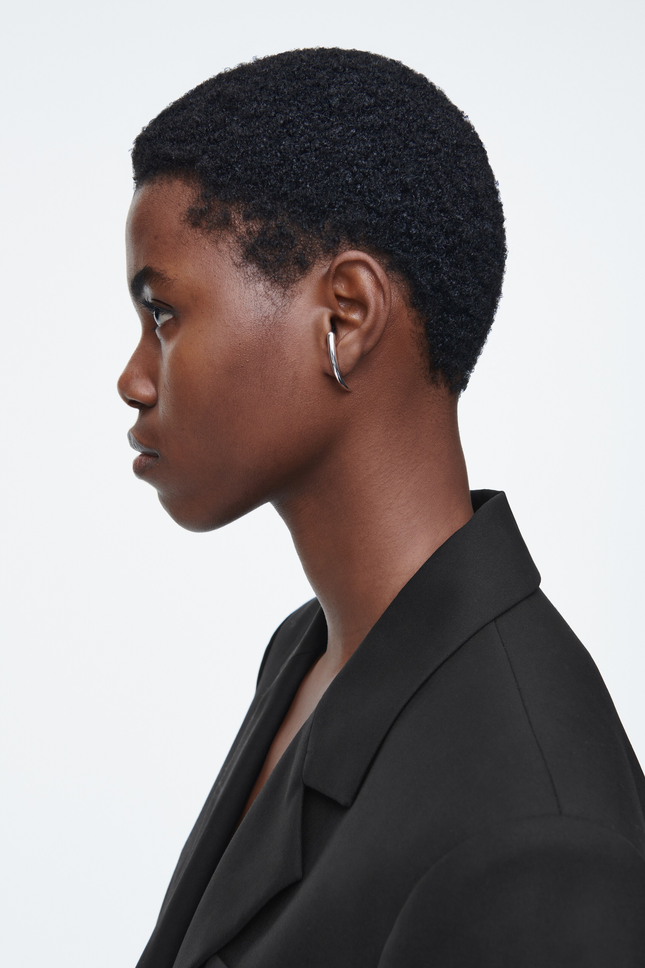 Grotere afbeelding bekijken: GEKROMDE STUD OORBELLEN - ZILVER - DAMES | H&M NL 2