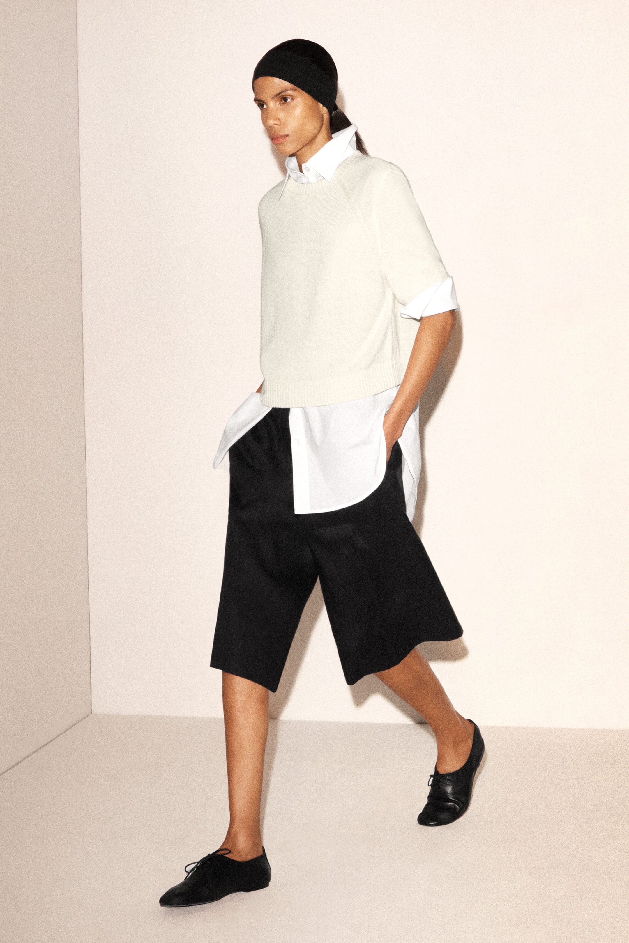 T-SHIRT IN MAGLIA DI LINO DALLA LINEA COMPATTA
