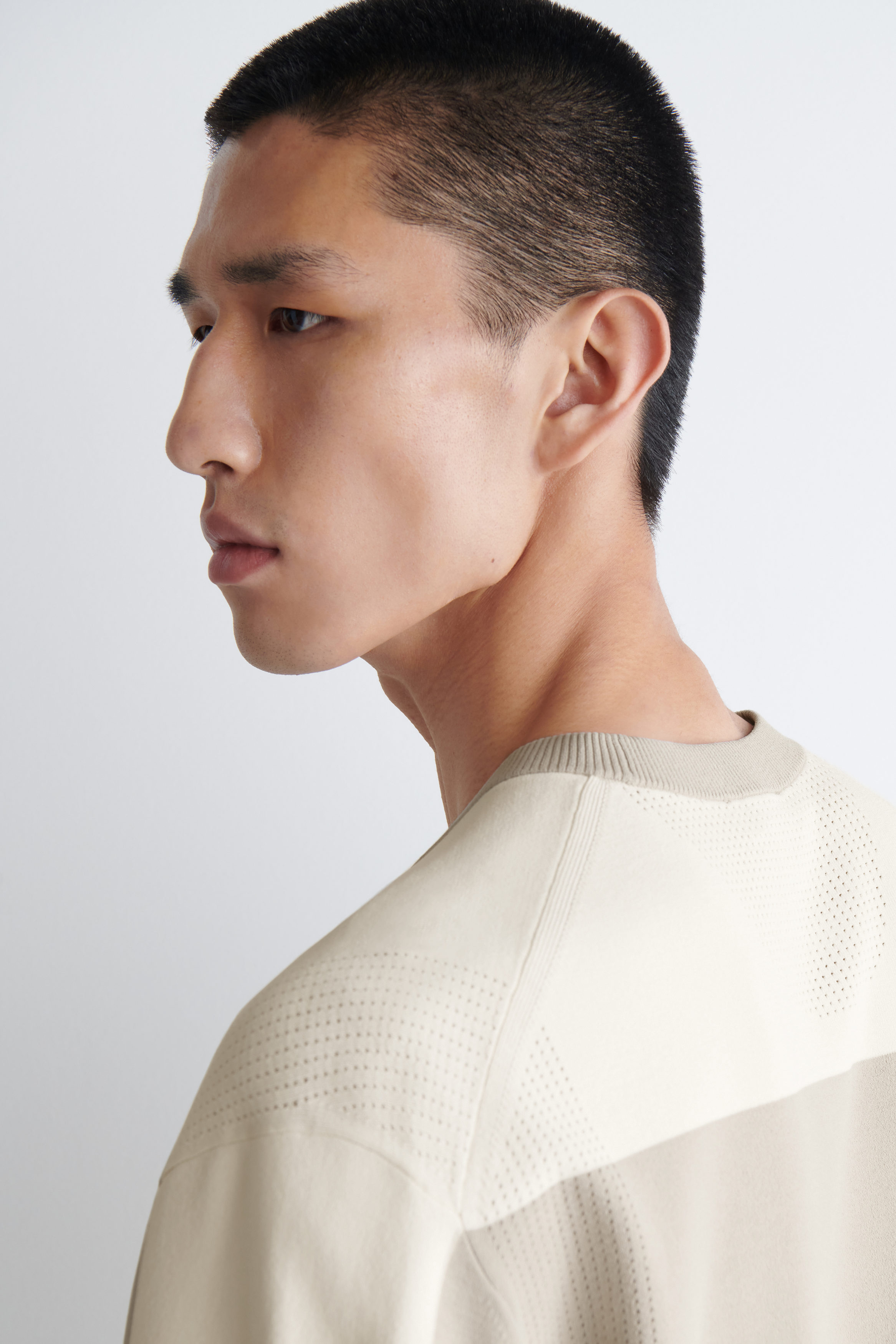 “COS MEN” メッシュパネルニットTシャツ MESH-PANEL KNITTED T-SHIRT - MOLE / OFF-WHITE | COS