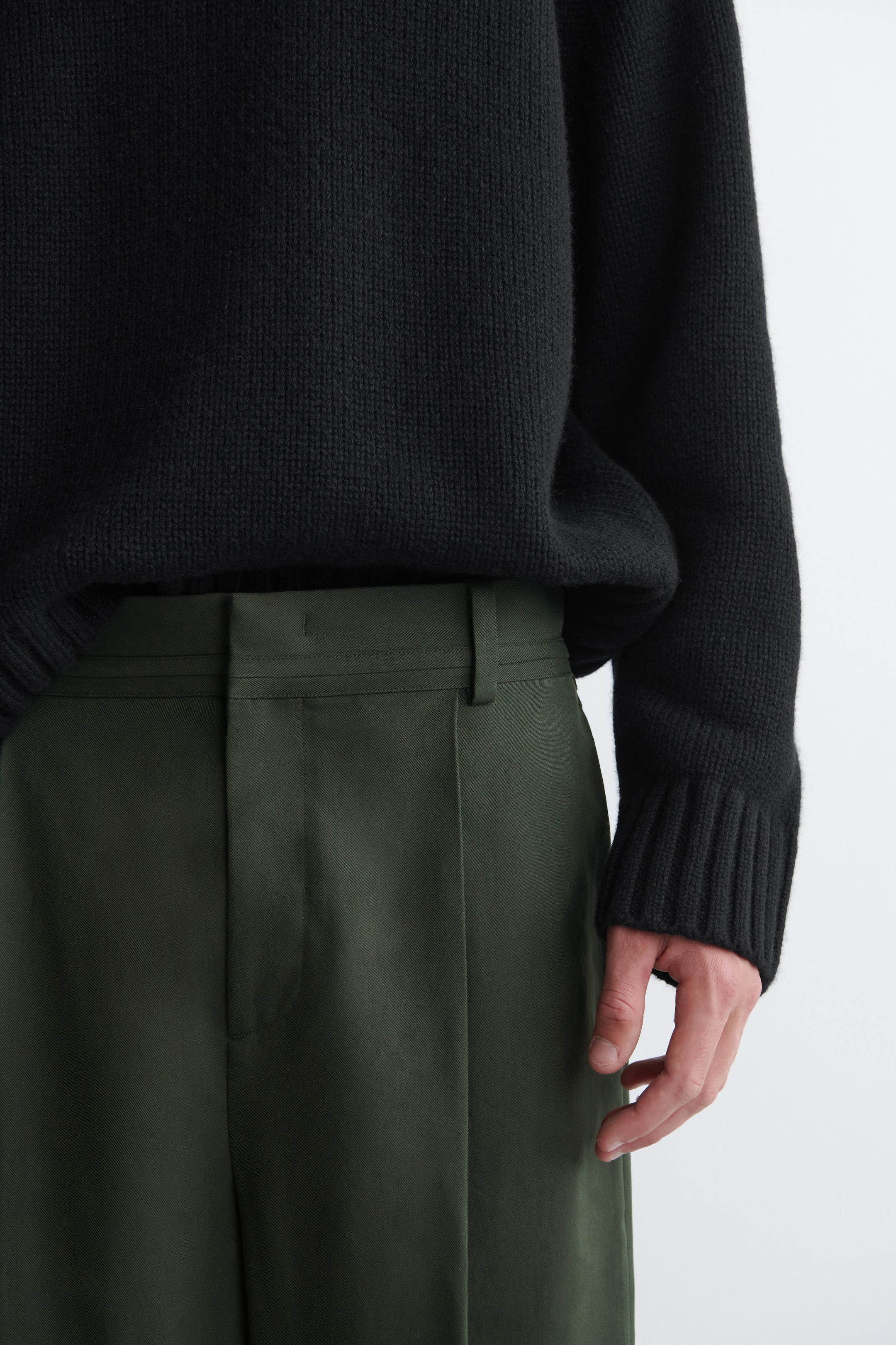 PLEATED WIDE-LEG PANTS