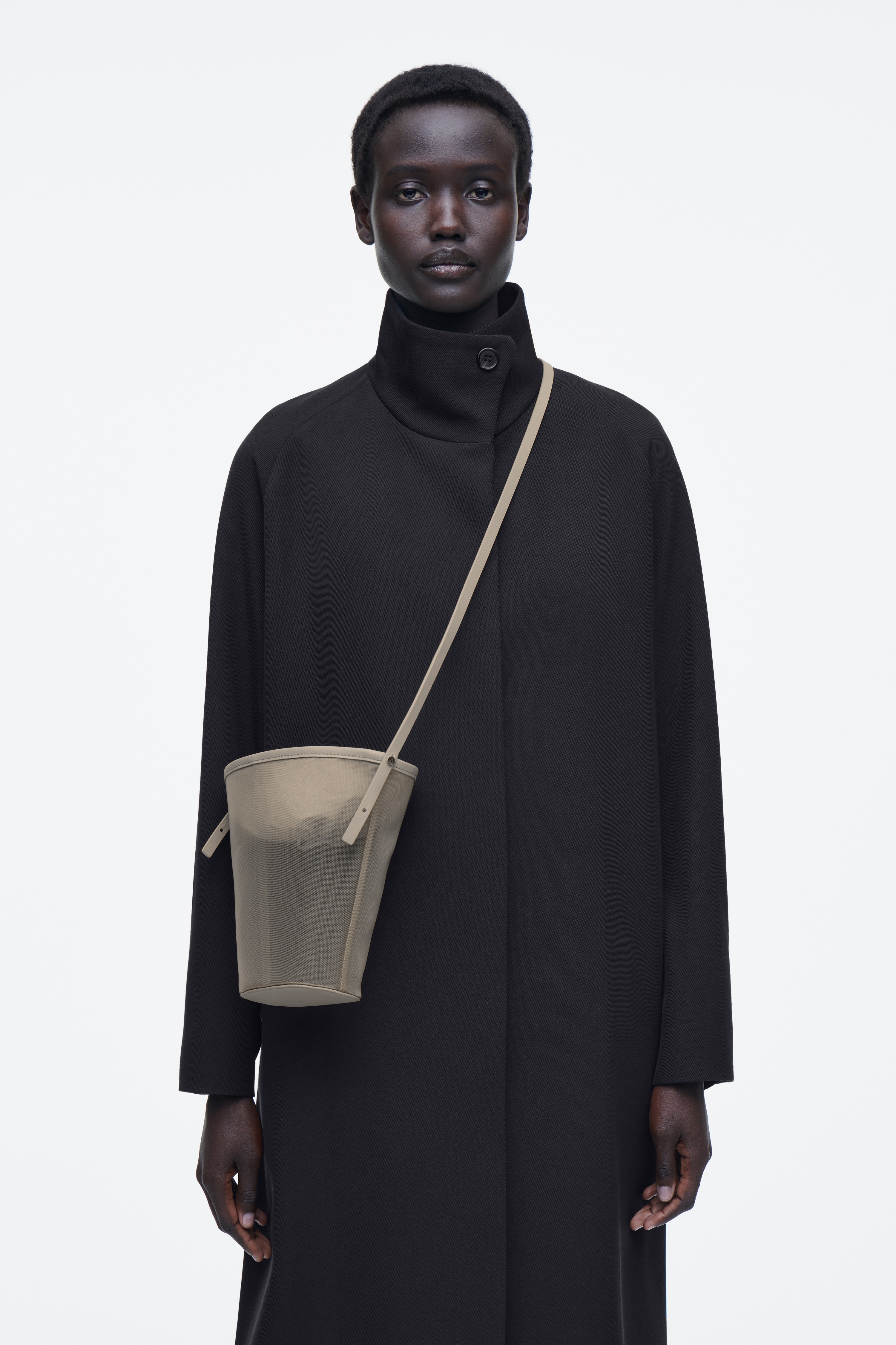 MINI BUCKET BAG I MESH - BEIGE/SVART