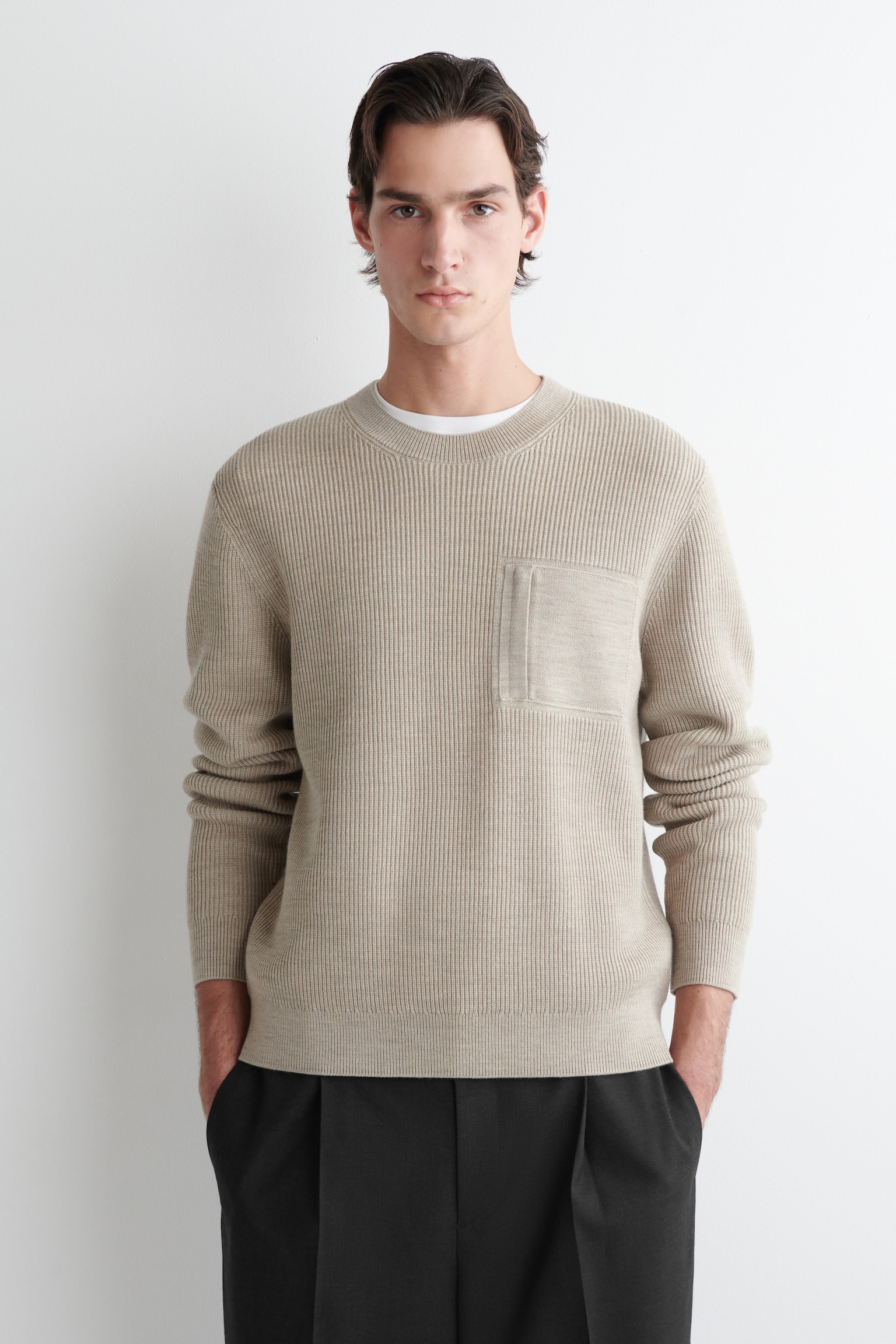 POCKET-DETAIL WOOL CREW-NECK JUMPER - BÉŽOVÁ MELÍROVANÁ/KHAKI